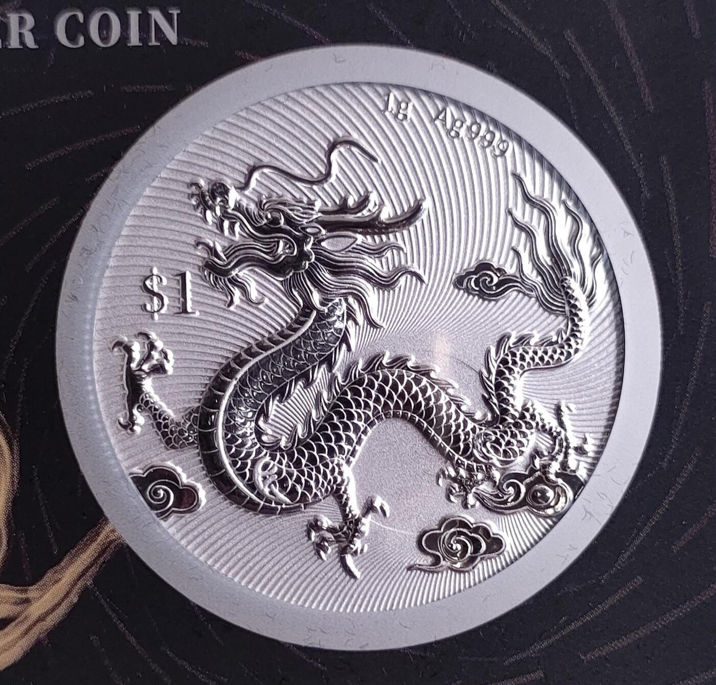 2025年萨摩亚1元中国龙／英王查尔斯三世纪念精制银币，国际版黑卡装帧版