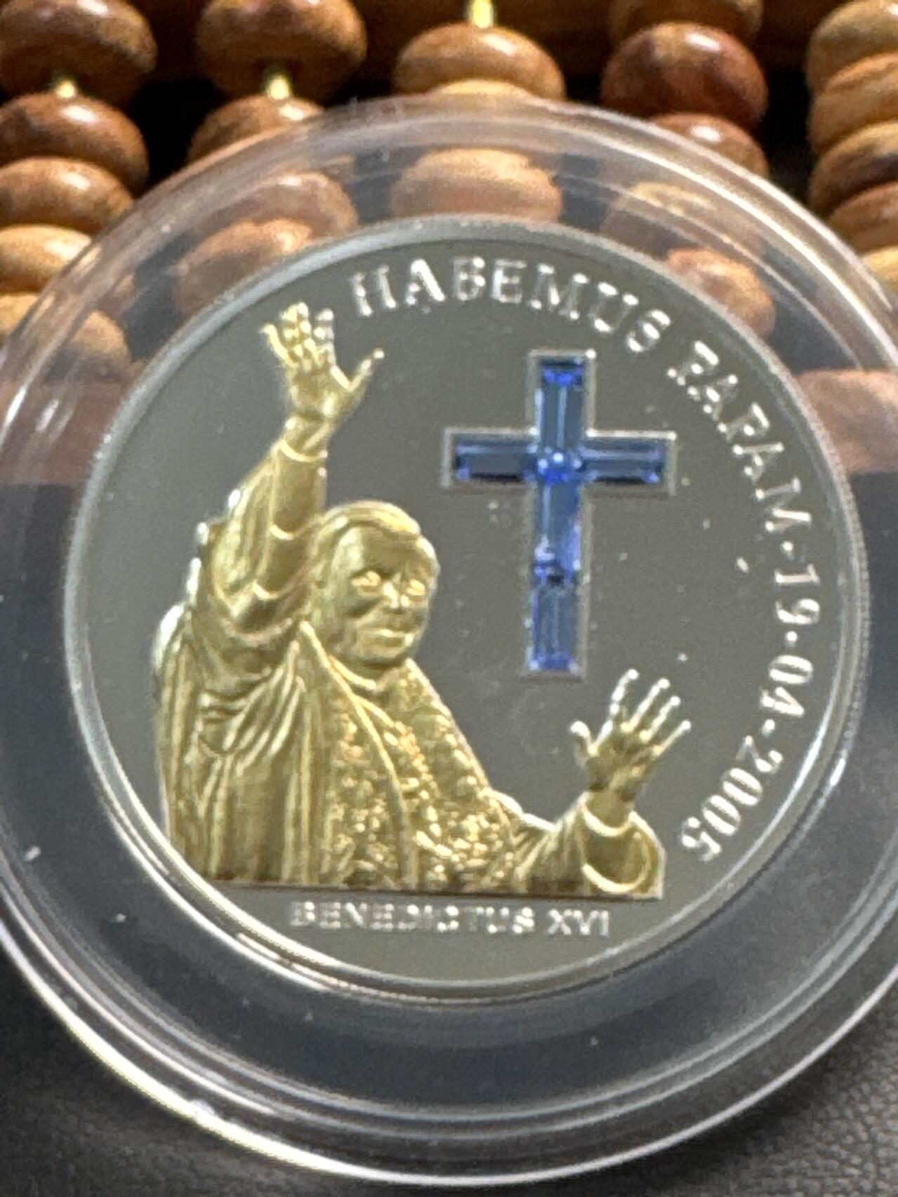 ❤️【币观天下】❤️ 第332期钱币拍卖- 2025.11.28周五晚上6点半场-长期征集拍品 2005年安道尔10第纳尔 我们有教皇了-教皇本笃十六世 25克925银部分镀金 发行量1万 带证