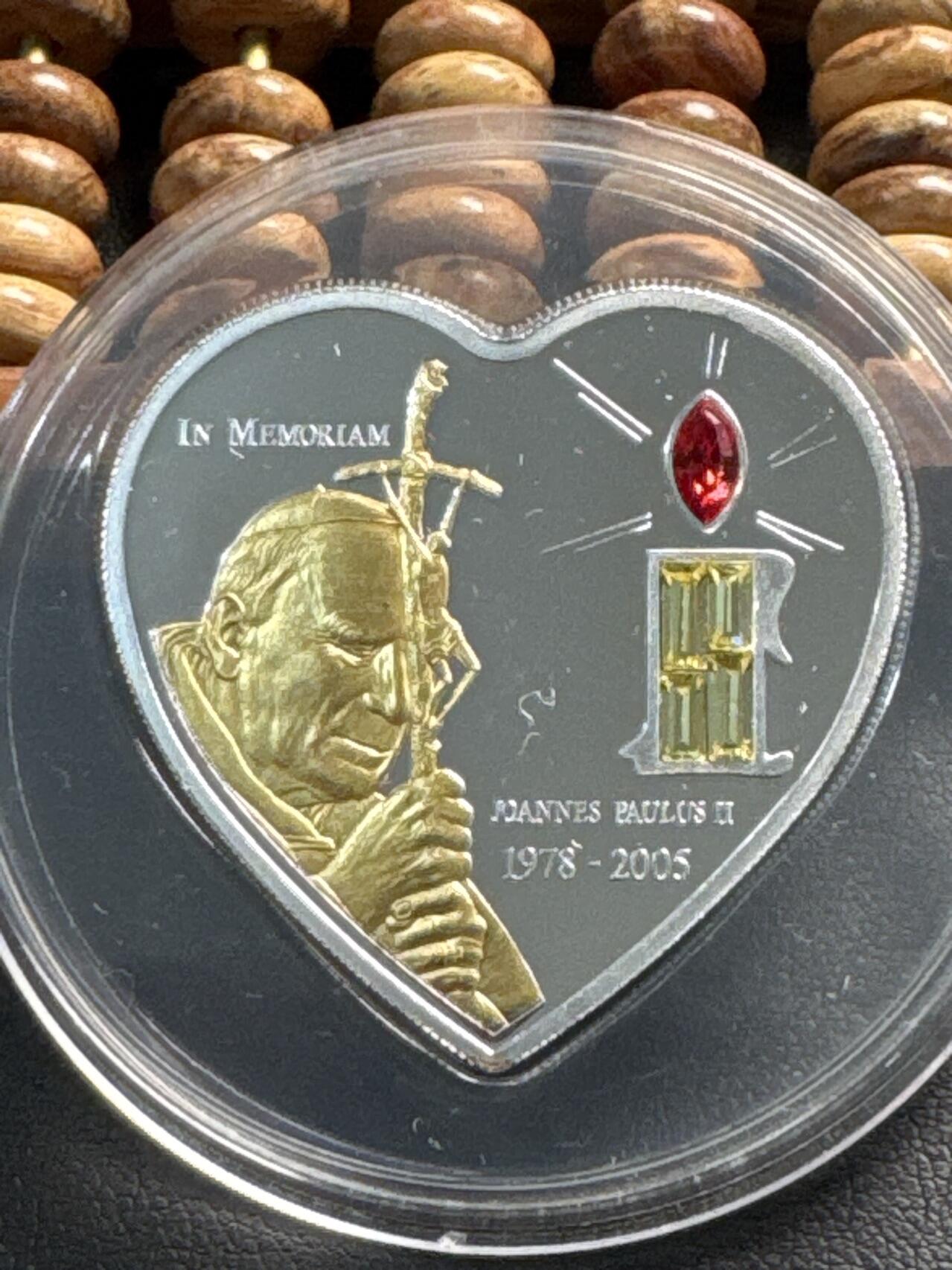 ❤️【币观天下】❤️ 第332期钱币拍卖- 2025.11.28周五晚上6点半场-长期征集拍品 2005年利比里亚10元心形嵌水晶精制银币 追思教皇约翰保罗二世 25克925银部分镀金 发行量5千 带证