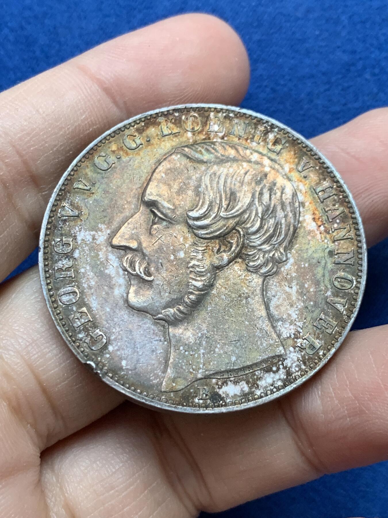 《竞宝斋》第442场 周日，周一，2场连拍 （全场包邮） 德国 汉诺威王国 1866年 狮马盾徽流通2泰勒银币 细节极好 高点极佳 37克的大银币 可惜边有磕