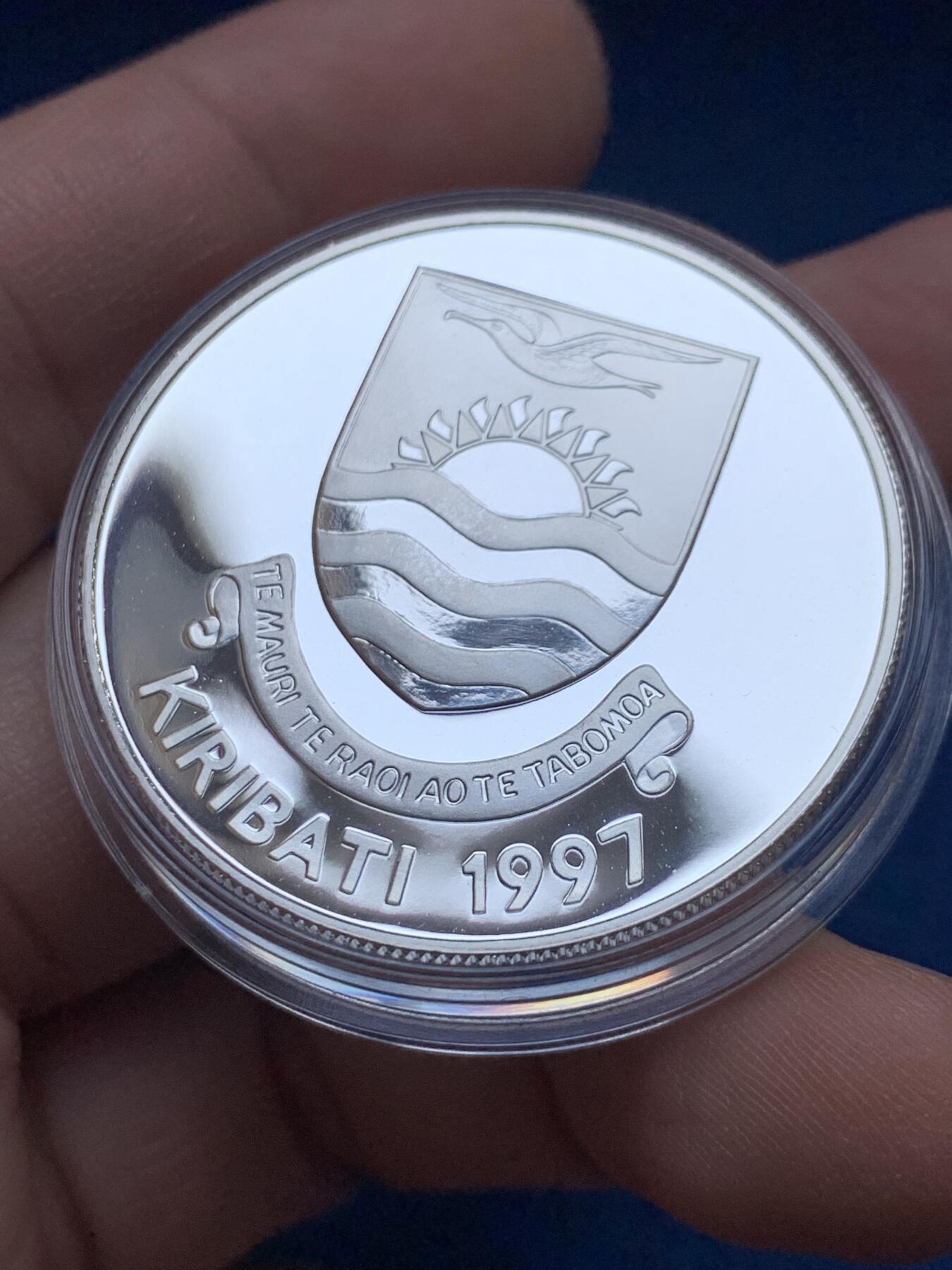 《竞宝斋》第442场 周日，周一，2场连拍 （全场包邮） 基里巴斯 1997年 5元 欧洲建筑精制纪念 银币 1盎司 925银