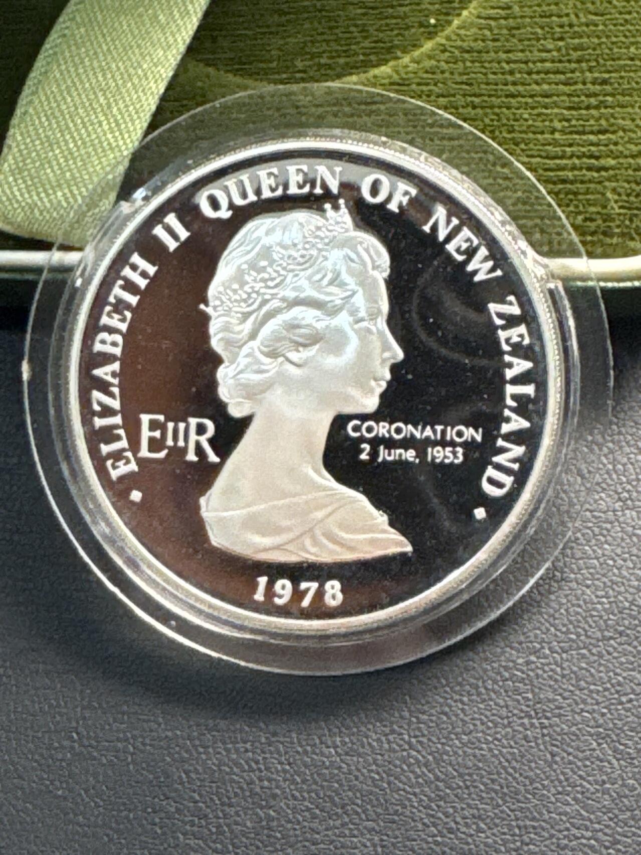 ❤️【币观天下】❤️ 第332期钱币拍卖- 2025.11.28周五晚上6点半场-长期征集拍品 新西兰1978年国会1盎司精制纪念银币盒子后配