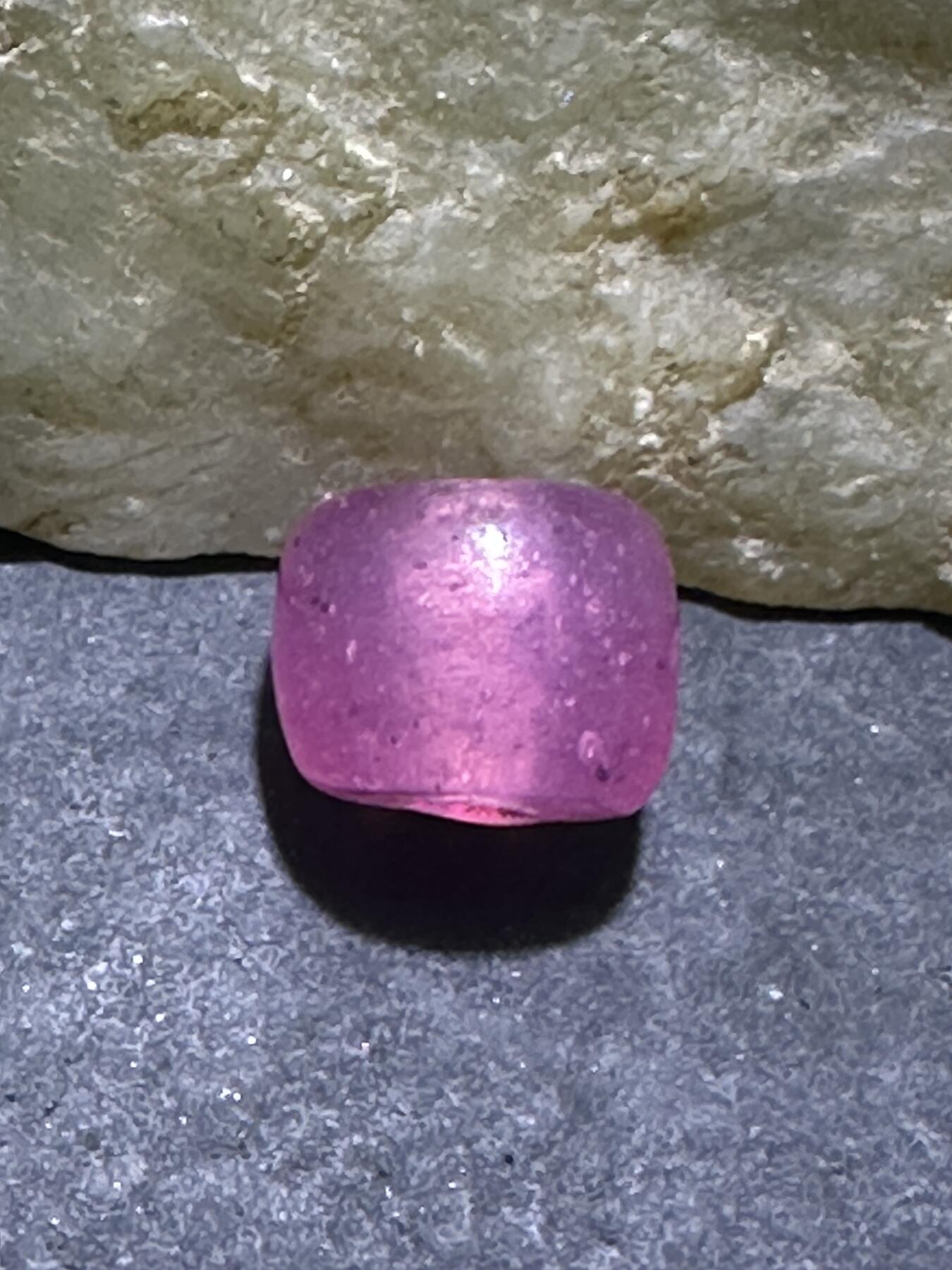 建国前后库存冰透冰粉色琉璃桶珠一颗，