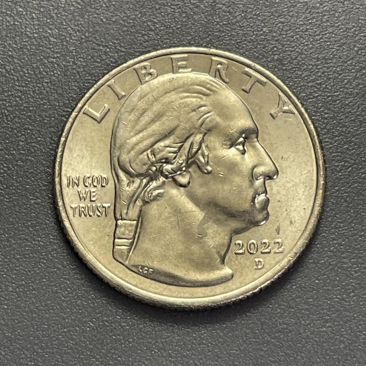 回流1123 美国2022年杰出女性系列之萨利·莱德25美分纪念币 萨利·莱德是1983年乘坐“挑战者号”航天飞机进入太空的美国首位女性宇航员，同时是物理学家、科普作家，此币是“美国女性 quarters”系列的首枚科学领域女性纪念币，纪念其在航天与性别平权领域的突破性贡献。