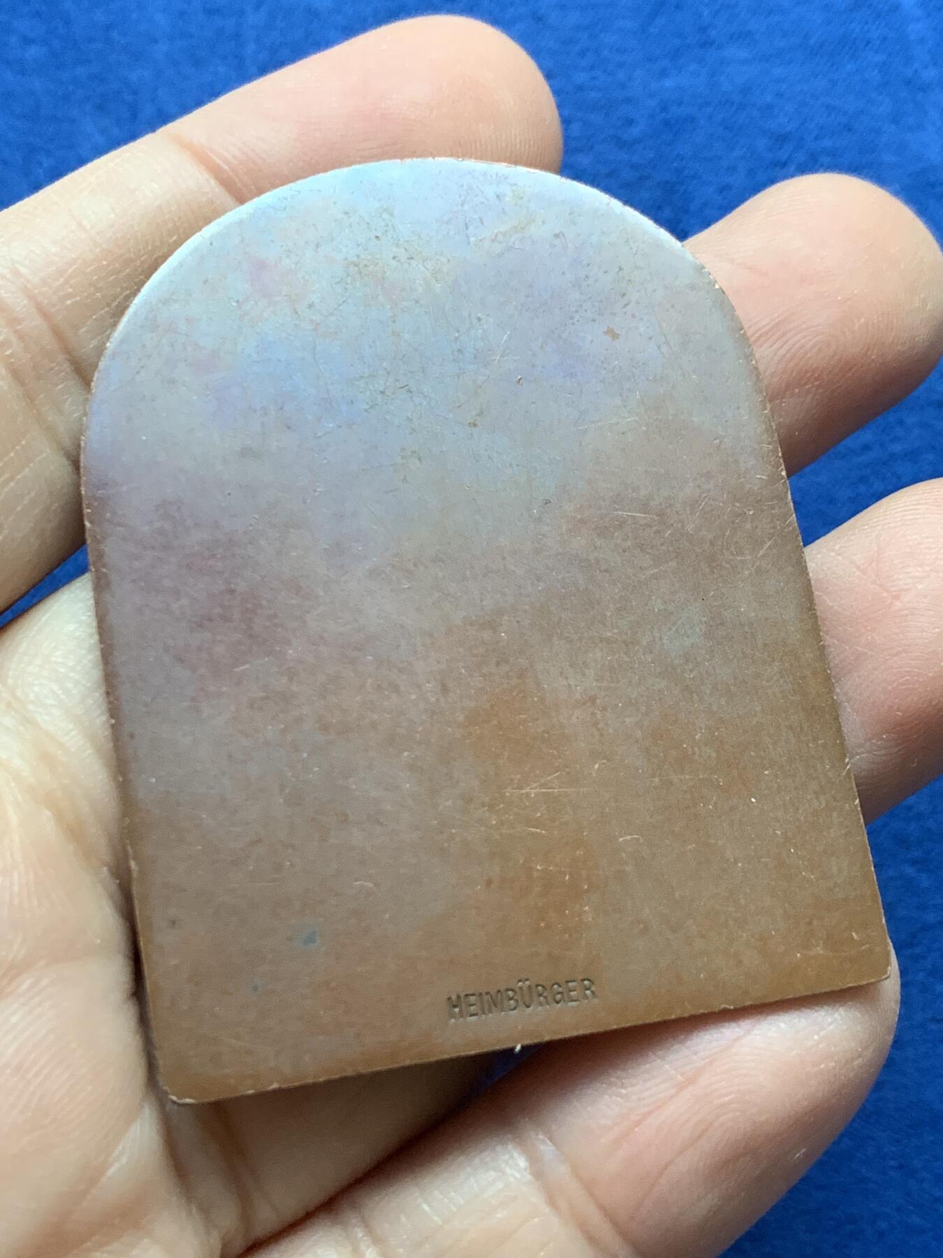 《竞宝斋》第442场 周日，周一，2场连拍 （全场包邮） 丹麦王国1922年国家田径越野竞赛异形铜章，实名刻发，背带厂标， 尺寸54.8m m×41.7mm，重量40.95g，百年巧克力包浆美品。