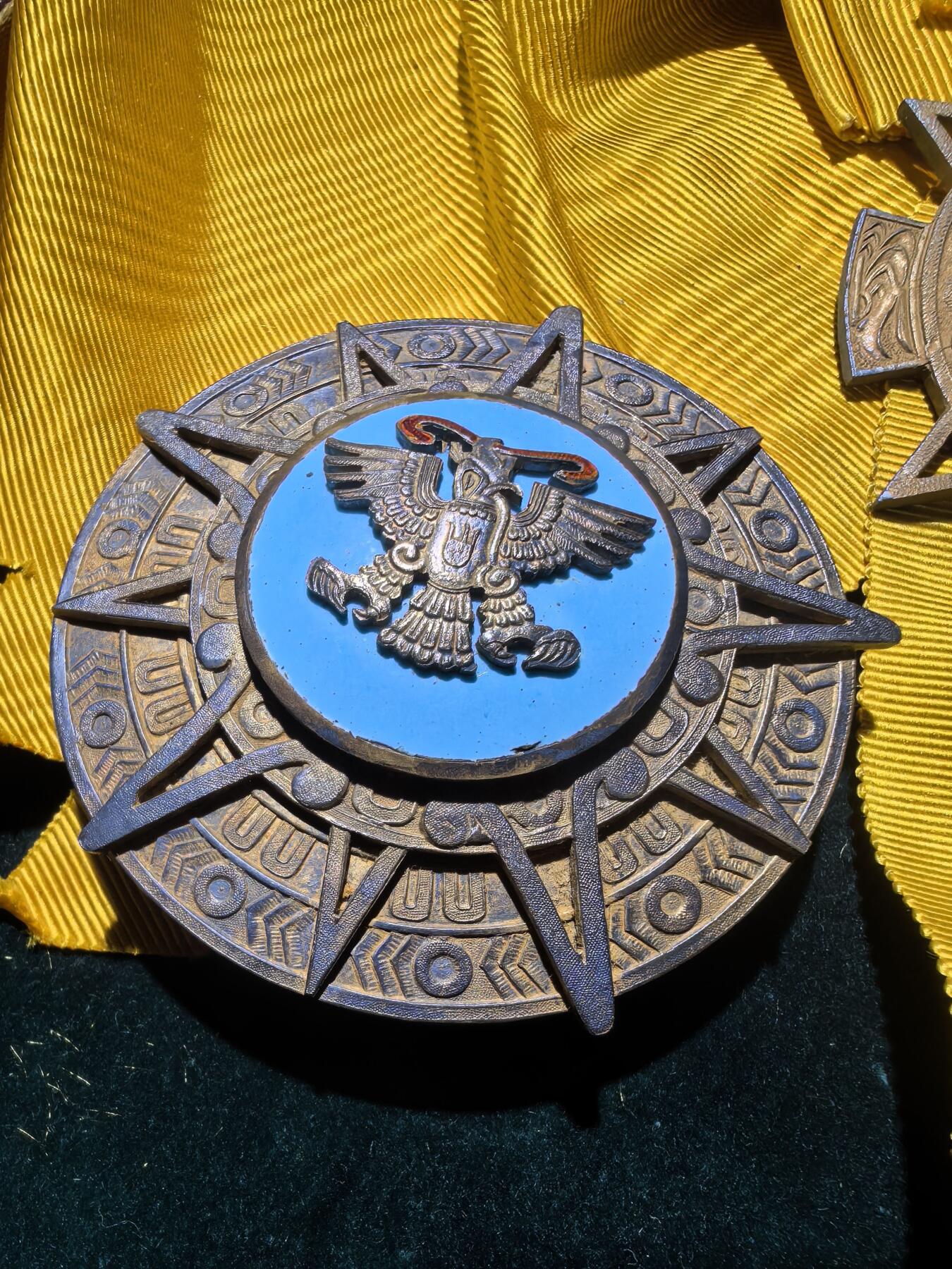 盛世勋华——号角文化勋章邮票专场拍卖第289期 墨西哥大十字级阿兹特克雄鹰勋章 银制，带原盒 授予外国公民的最高荣誉，该勋章于1933年12月29日由墨西哥总统阿贝拉多·罗德里格斯下令设立，勋章设计和墨西哥国徽呼应，核心元素是叼着响尾蛇的金雕，暗含阿兹特克文明印记，授予对象需为墨西哥或全人类作出杰出贡献，比如推动双边关系、助力领域发展等。中国前驻墨西哥大使殷恒民，南非前总统曼德拉，英国女王伊丽莎白二世等都曾获此勋章。