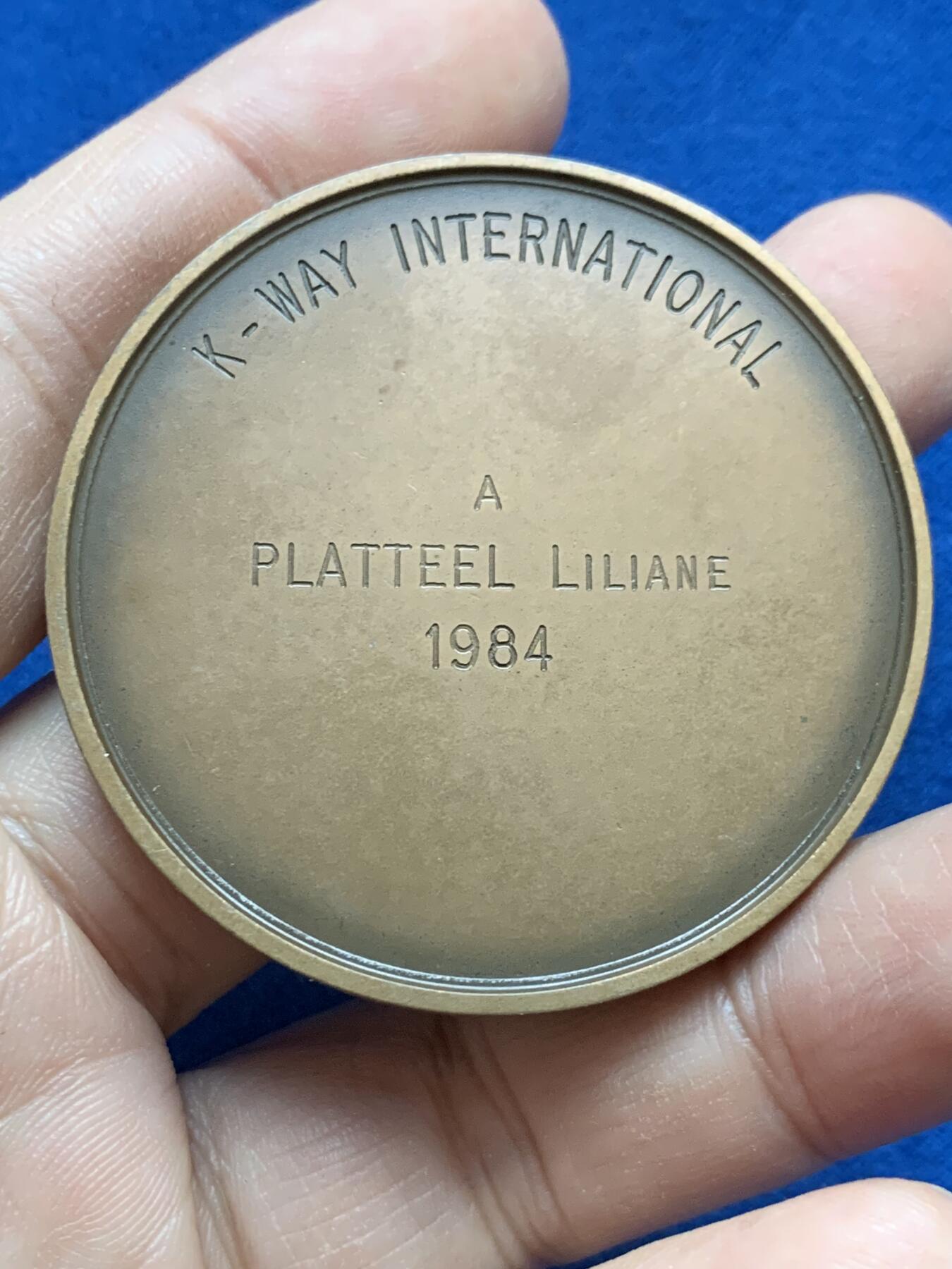 《竞宝斋》第442场 周日，周一，2场连拍 （全场包邮） 1984年K-WAY活动定制纪念章 65克 50mm