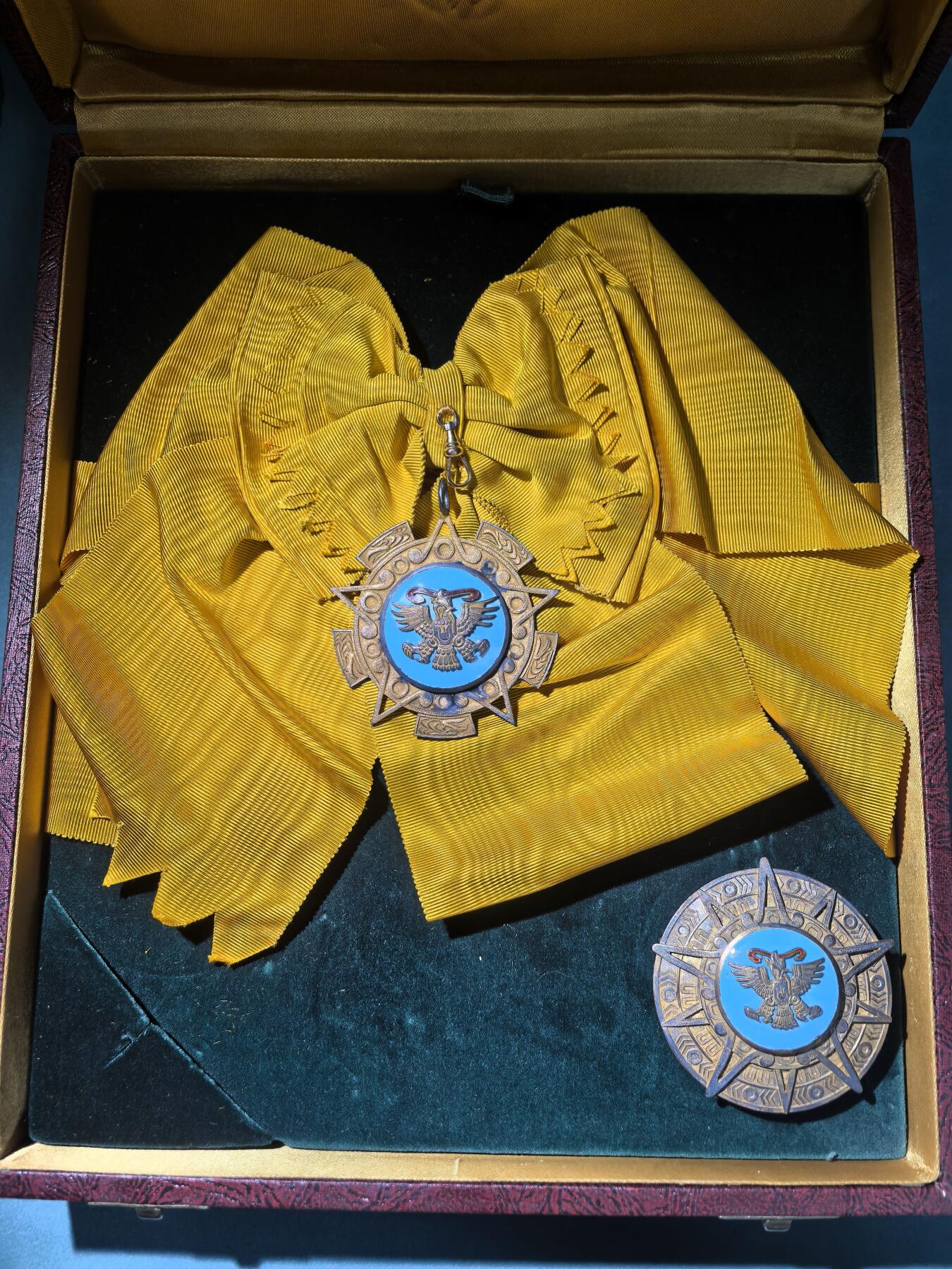 盛世勋华——号角文化勋章邮票专场拍卖第289期 墨西哥大十字级阿兹特克雄鹰勋章 银制，带原盒 授予外国公民的最高荣誉，该勋章于1933年12月29日由墨西哥总统阿贝拉多·罗德里格斯下令设立，勋章设计和墨西哥国徽呼应，核心元素是叼着响尾蛇的金雕，暗含阿兹特克文明印记，授予对象需为墨西哥或全人类作出杰出贡献，比如推动双边关系、助力领域发展等。中国前驻墨西哥大使殷恒民，南非前总统曼德拉，英国女王伊丽莎白二世等都曾获此勋章。