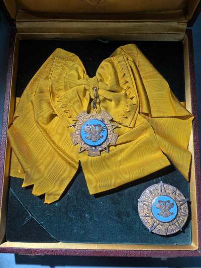 盛世勋华——号角文化勋章邮票专场拍卖第289期 - 墨西哥大十字级阿兹特克雄鹰勋章 银制，带原盒 授予外国公民的最高荣誉，该勋章于1933年12月29日由墨西哥总统阿贝拉多·罗德里格斯下令设立，勋章设计和墨西哥国徽呼应，核心元素是叼着响尾蛇的金雕，暗含阿兹特克文明印记，授予对象需为墨西哥或全人类作出杰出贡献，比如推动双边关系、助力领域发展等。中国前驻墨西哥大使殷恒民，南非前总统曼德拉，英国女王伊丽莎白二世等都曾获此勋章。