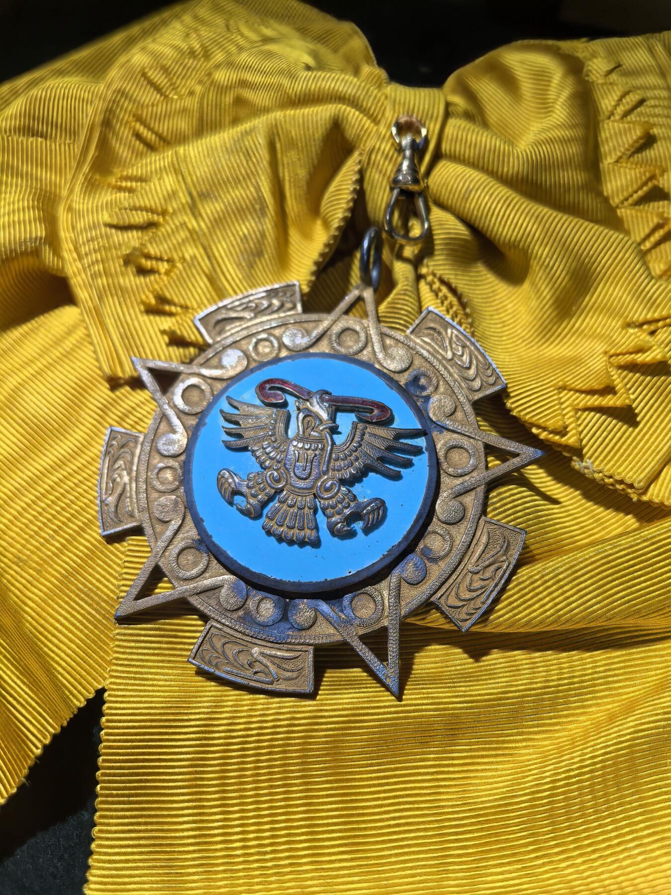 盛世勋华——号角文化勋章邮票专场拍卖第289期 墨西哥大十字级阿兹特克雄鹰勋章 银制，带原盒 授予外国公民的最高荣誉，该勋章于1933年12月29日由墨西哥总统阿贝拉多·罗德里格斯下令设立，勋章设计和墨西哥国徽呼应，核心元素是叼着响尾蛇的金雕，暗含阿兹特克文明印记，授予对象需为墨西哥或全人类作出杰出贡献，比如推动双边关系、助力领域发展等。中国前驻墨西哥大使殷恒民，南非前总统曼德拉，英国女王伊丽莎白二世等都曾获此勋章。