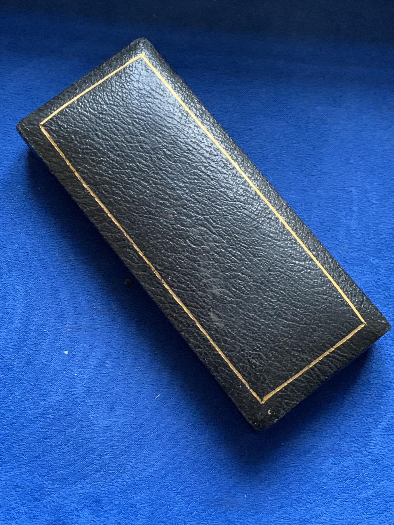 《竞宝斋》第442场 周日，周一，2场连拍 （全场包邮） 英国皇家农业协会1942年长期服务奖章，铜制带原盒，颁发给服务了42年的Matthias Russell，总重约32.15克。