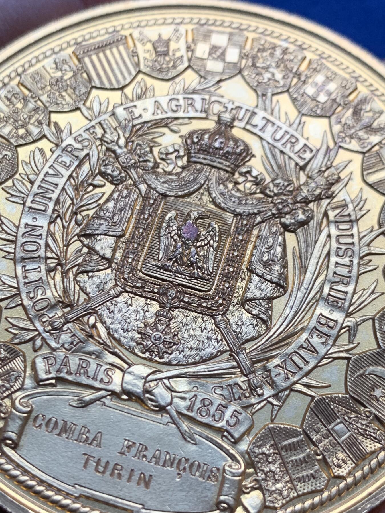 《竞宝斋》第442场 周日，周一，2场连拍 （全场包邮） 1855年巴黎世博会镀金铜章 应为后镀金状态 107.15克 59.2mm 手指铜标