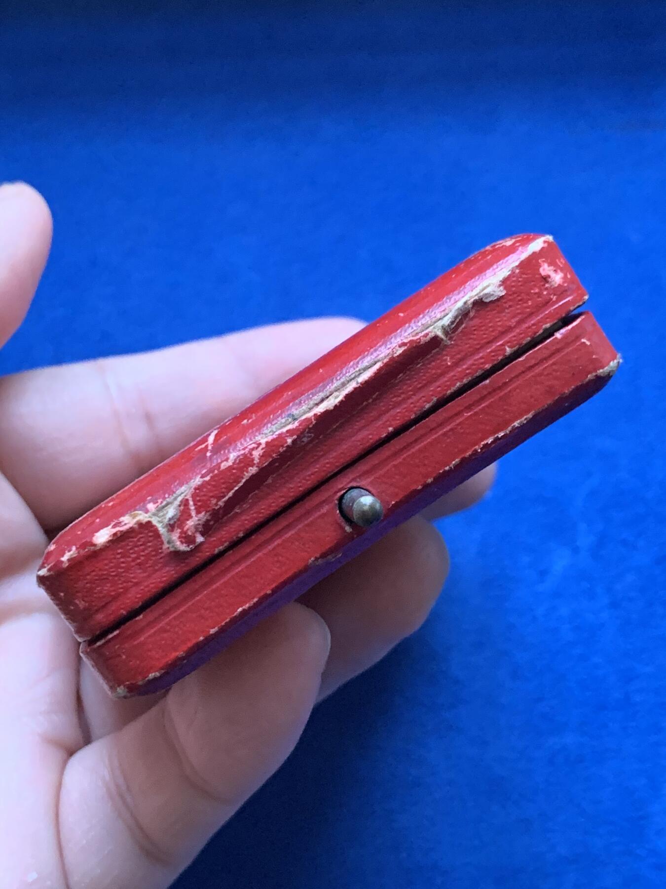 《竞宝斋》第442场 周日，周一，2场连拍 （全场包邮） 英国1897年维多利亚女王在位60周年纪念章，白色金属材质带原盒和三色丝带，品相良好。总重约21.7克，38mm。