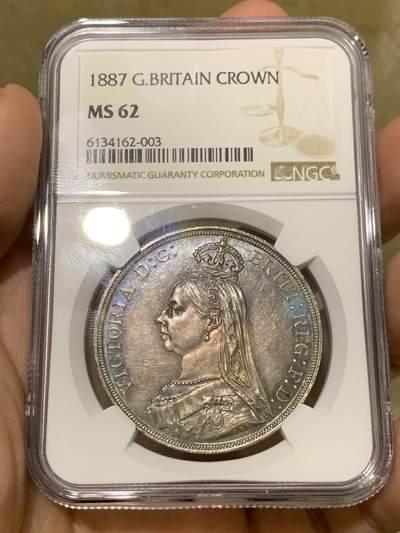 《竞宝斋》第442场 周日，周一，2场连拍 （全场包邮） - NGC MS62 英国1887年高冠马剑1克朗银币 双面深五彩包浆，整体状态优秀。