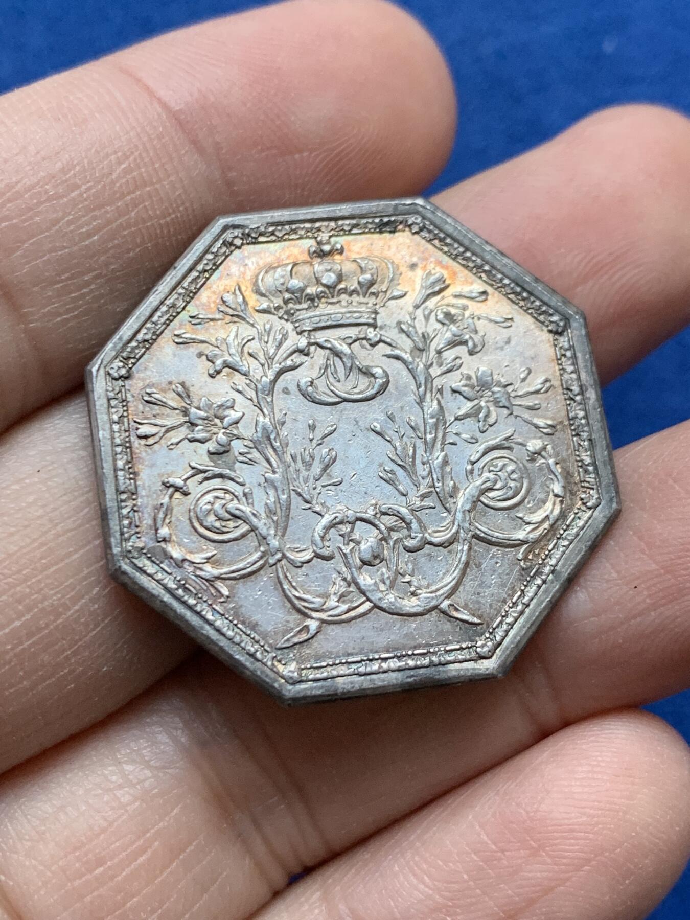 《竞宝斋》第442场 周日，周一，2场连拍 （全场包邮） 法国17XX年路易十六皇家宝藏八角银质代币，原铸无边铭，31.5mm，11.4克