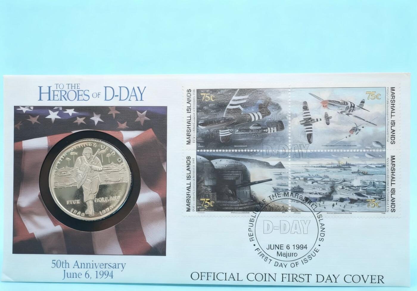 盛世勋华——号角文化勋章邮票专场拍卖第289期 美属马绍尔群岛1994年诺曼底登陆50周年5元纪念币邮币封，限量发行，包含一枚5美元纪念币与一套4枚75分纪念邮票。4枚邮票图案分别展示了D-Day相关元素（战机、岸防炮、登陆舰队等），均标注“D-Day June 6th Normandy 1944”。