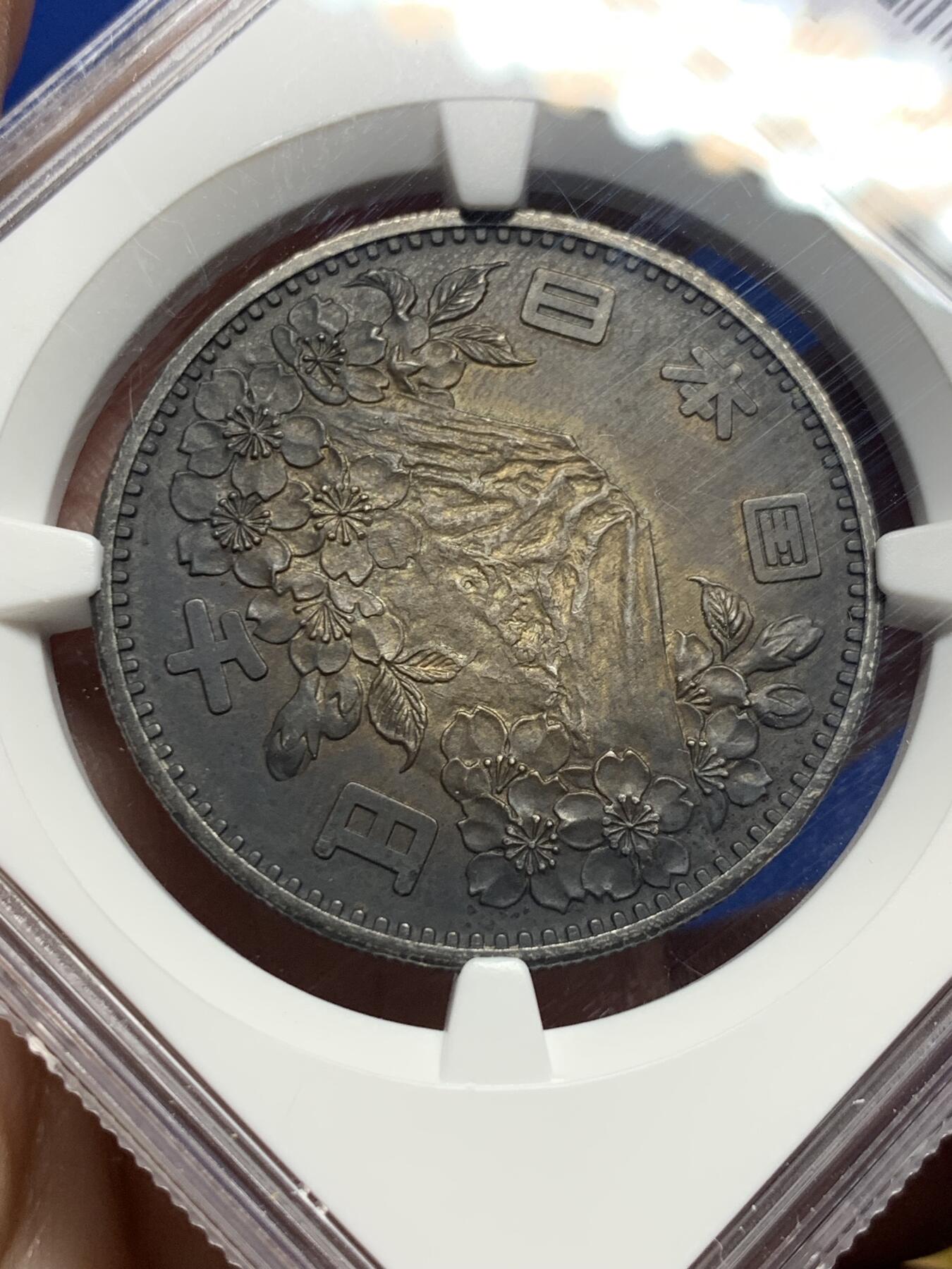 《竞宝斋》第442场 周日，周一，2场连拍 （全场包邮） NGC MS61 日本1964年1000日元奥运会纪念币，双面黑漆古老包浆，导致分数偏低，但高点都在，底板平整，很漂亮的一枚