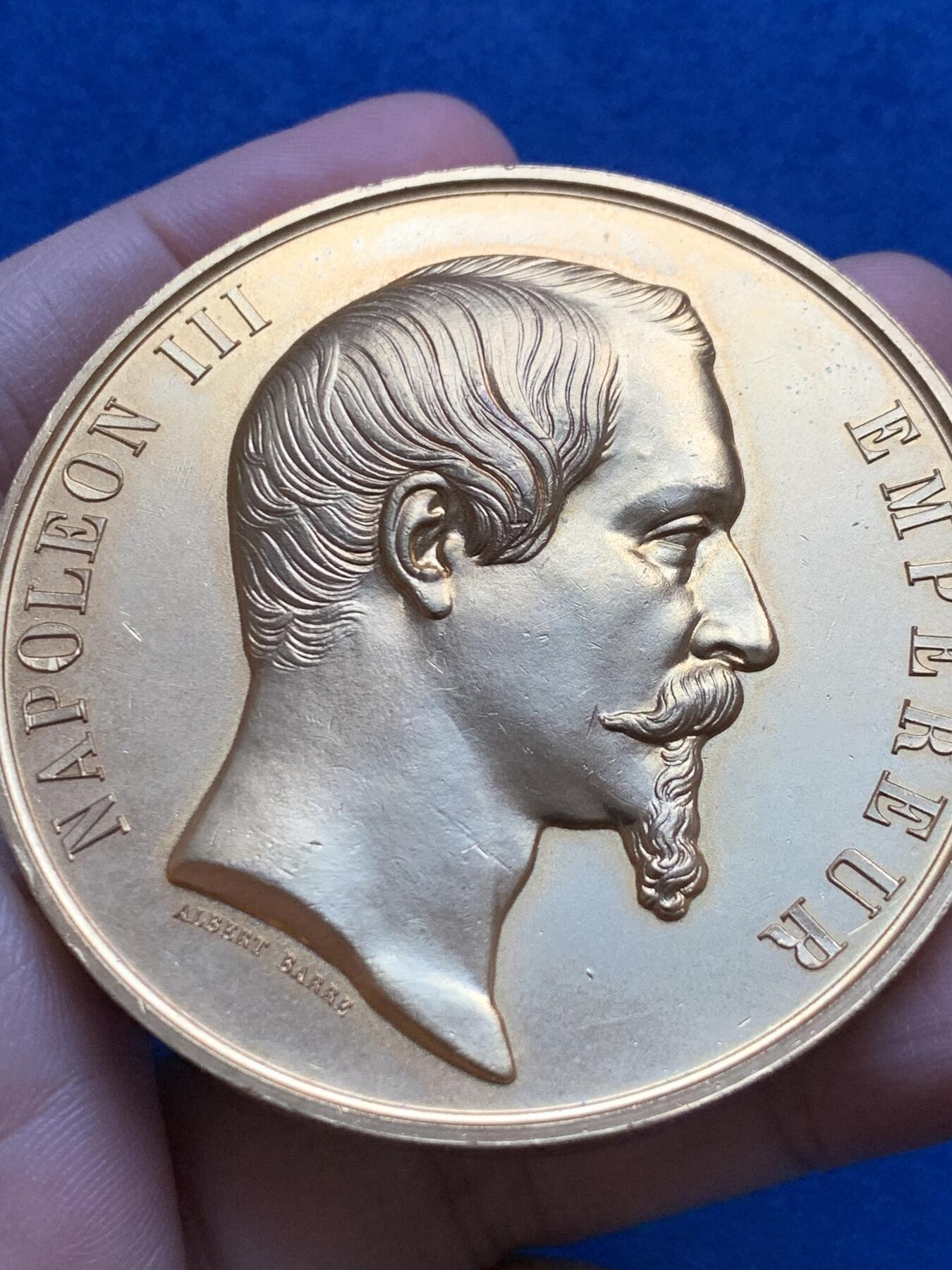 《竞宝斋》第442场 周日，周一，2场连拍 （全场包邮） 1855年巴黎世博会镀金铜章 应为后镀金状态 107.15克 59.2mm 手指铜标