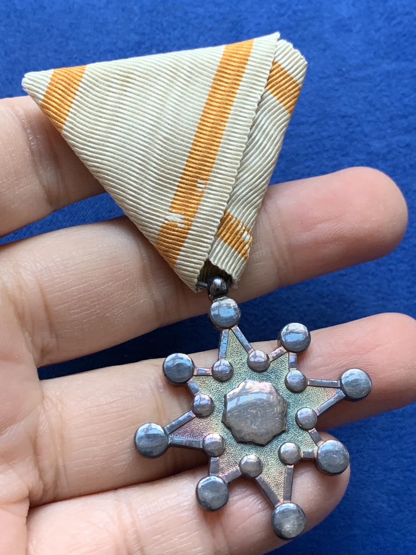 《竞宝斋》第442场 周日，周一，2场连拍 （全场包邮） 日本银质七等瑞宝章一枚 总重约16.6克