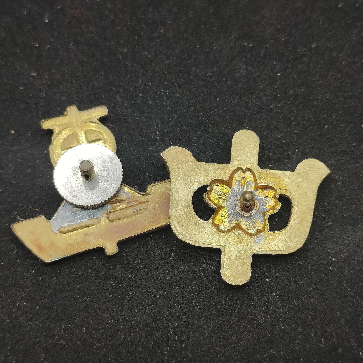 0元起拍勋章 第313期 咸鱼国勋章拍卖专场 11月26日（周三）下午6：00开始 日本学校帽徽两个