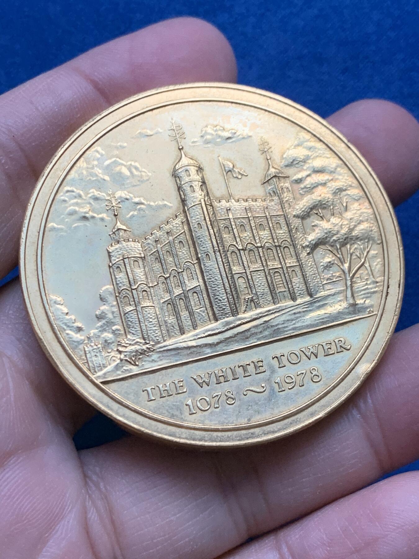 《竞宝斋》第442场 周日，周一，2场连拍 （全场包邮） 伦敦白塔纪念镀金纪念章 皇家造币厂铸造 带原盒 69.5克 50.6mm