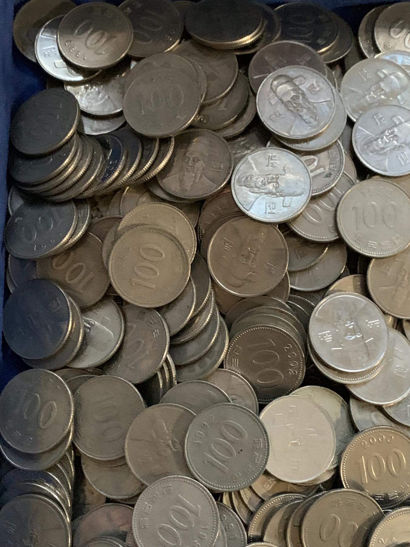 《竞宝斋》第442场 周日，周一，2场连拍 （全场包邮） 韩国100韩元零钱1000枚，一枚重5.42克，总重5420克。面值10万韩元!汇率值510+元人民币