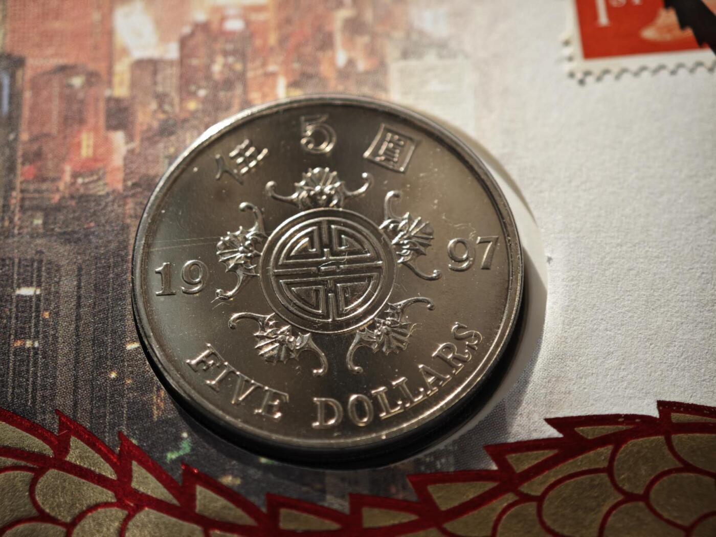 盛世勋华——号角文化勋章邮票专场拍卖第289期 香港1997年回归祖国纪念币封，英国皇家邮政发行于1997年6月30日（戳记显示“LONDON 30 JUNE 1997”），对应香港回归的时间节点，纪念币面值5港元，邮票包含英国女王头像的1便士邮票（共3枚），以及一枚以香港地标和龙元素为图案的纪念邮票，限量发行，编号为07480，