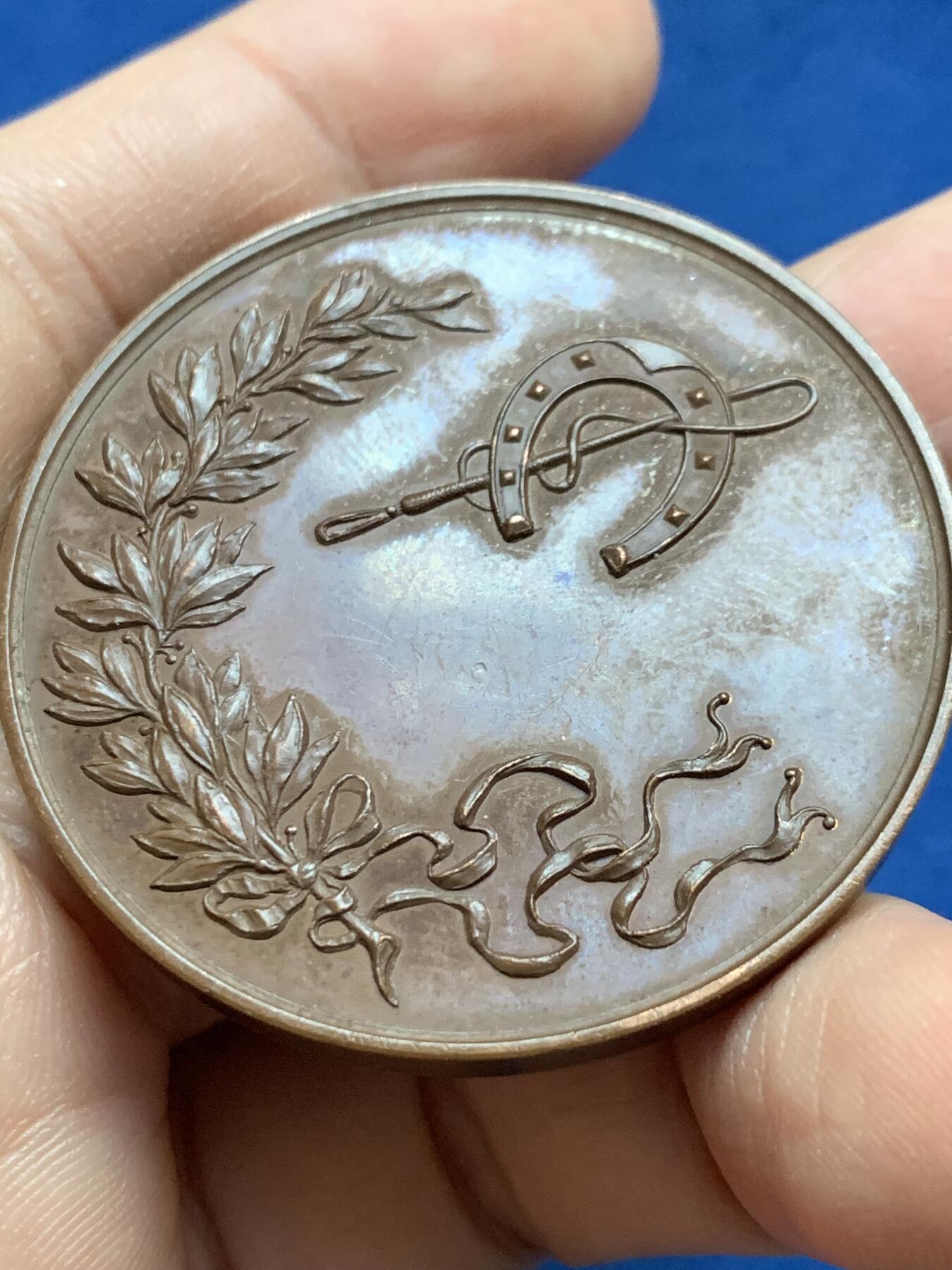 《竞宝斋》第442场 周日，周一，2场连拍 （全场包邮） 德国第二帝国1901年景观奖章-体育奥斯塔隆海德堡，材质青铜，直径45MM，重40.5g 。这枚奖章是在1901在德意志帝国(第二帝国)为了纪念ausstellung(体育展览)持有时间海德堡。当时，德国正经历着快速的工业化，人们对有组织的体育、体育和公共展览的兴趣日益浓厚。这项活动可能展示了田径、体操和其他体育学科的进步，反映了威廉明时代国家对健康和健身的重视。