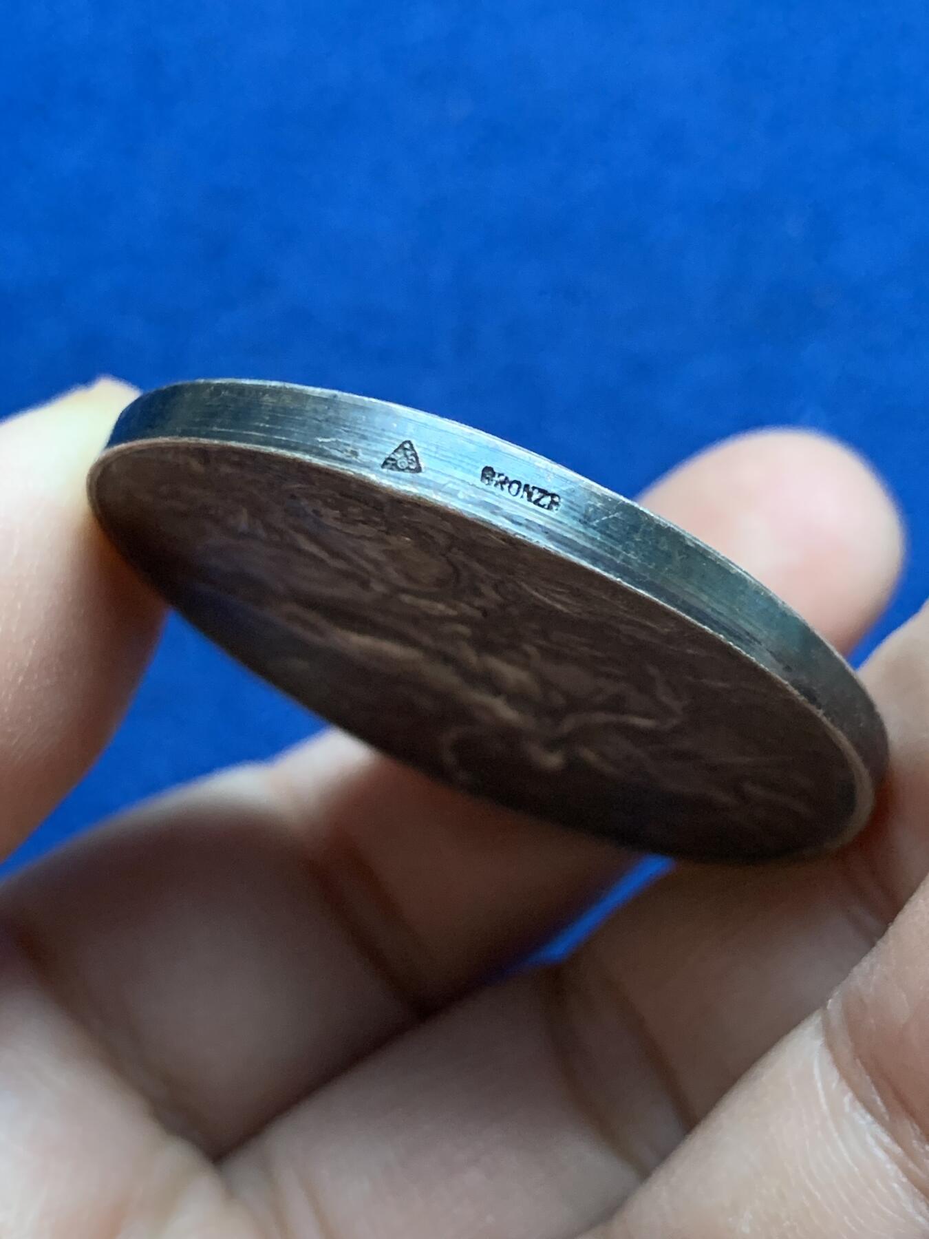 《竞宝斋》第442场 周日，周一，2场连拍 （全场包邮） 法国勒阿弗尔市商会镀银铜章，直径41.2MM，30g，三角铜标