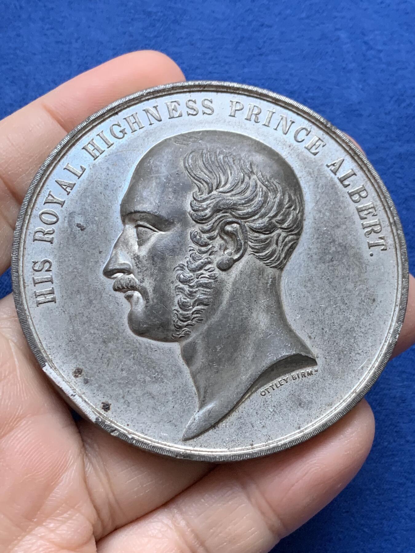 《竞宝斋》第442场 周日，周一，2场连拍 （全场包邮） 英国1861年阿尔伯特亲王逝世纪念章，大型白色金属章。68.6克，64.5mm