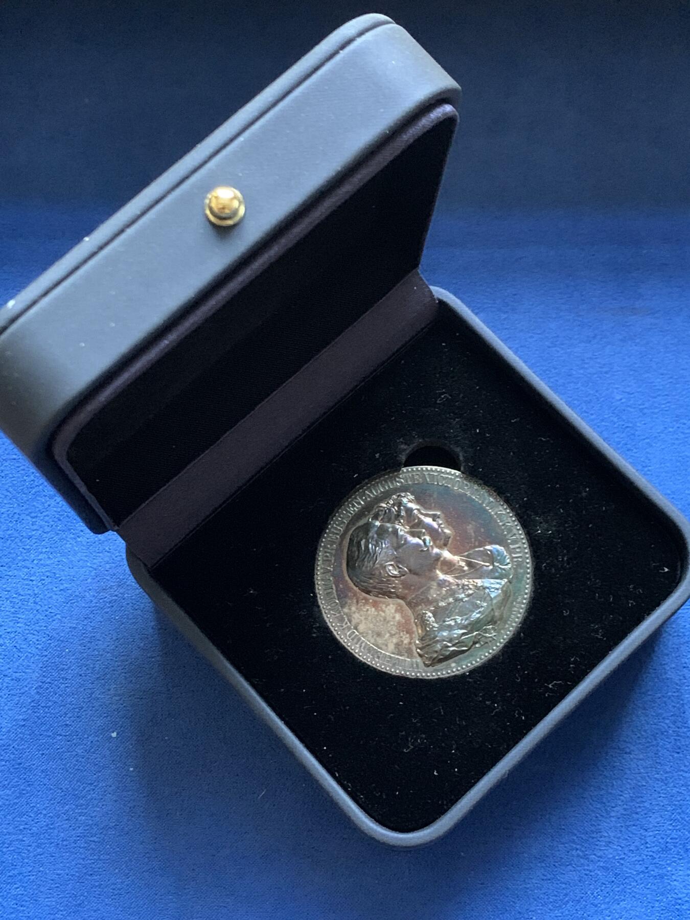 《竞宝斋》第442场 周日，周一，2场连拍 （全场包邮） 1889德皇威廉二世夫妇结婚纪念大银章，五彩好品，44.9mm，50.1g，高浮雕，绚丽深五彩。