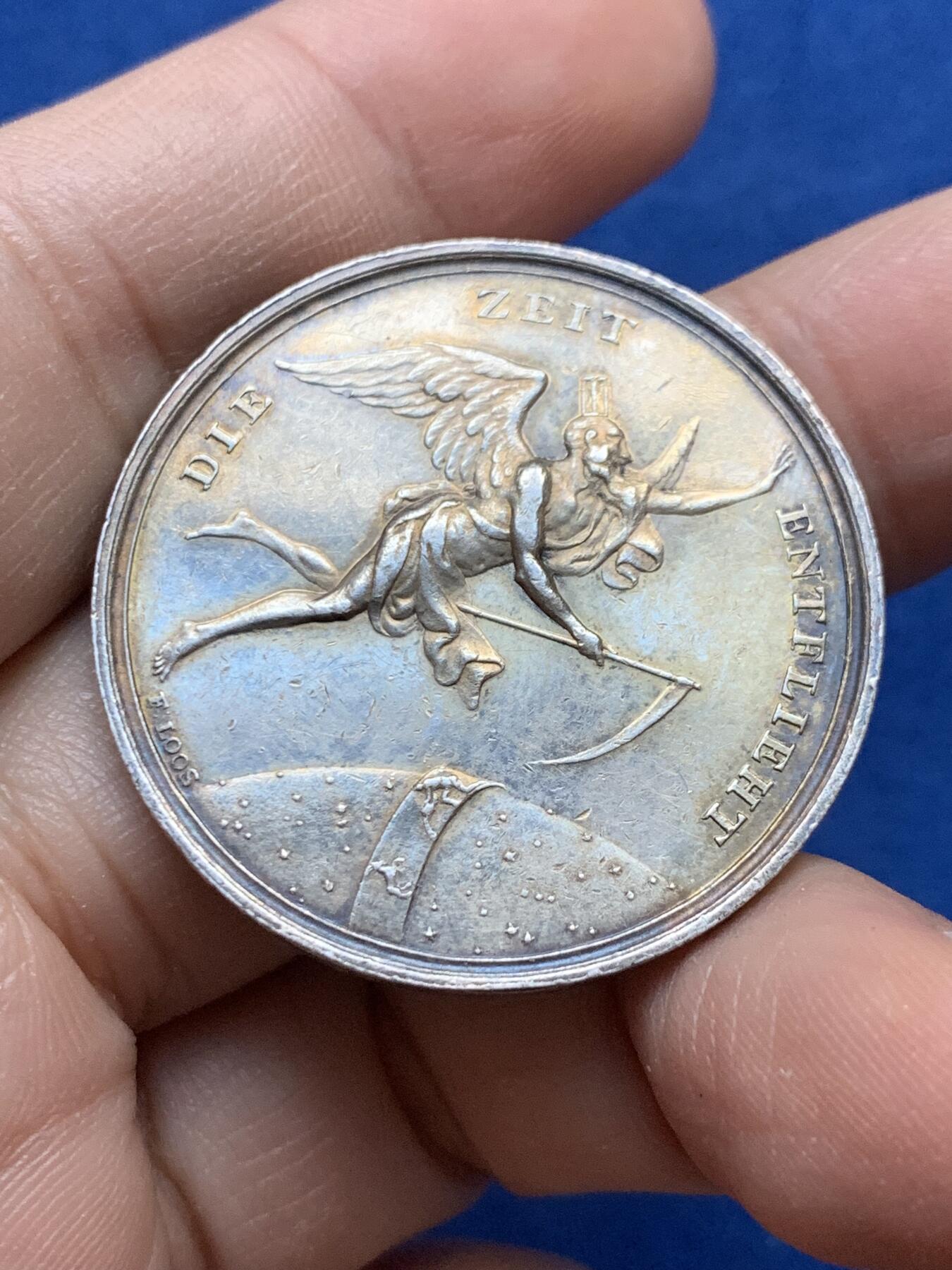 《竞宝斋》第442场 周日，周一，2场连拍 （全场包邮） 1800年前后德国新世纪美好祝愿银章 珍惜时间纪念银章 名家Loos作品 14.4克 35.8mm