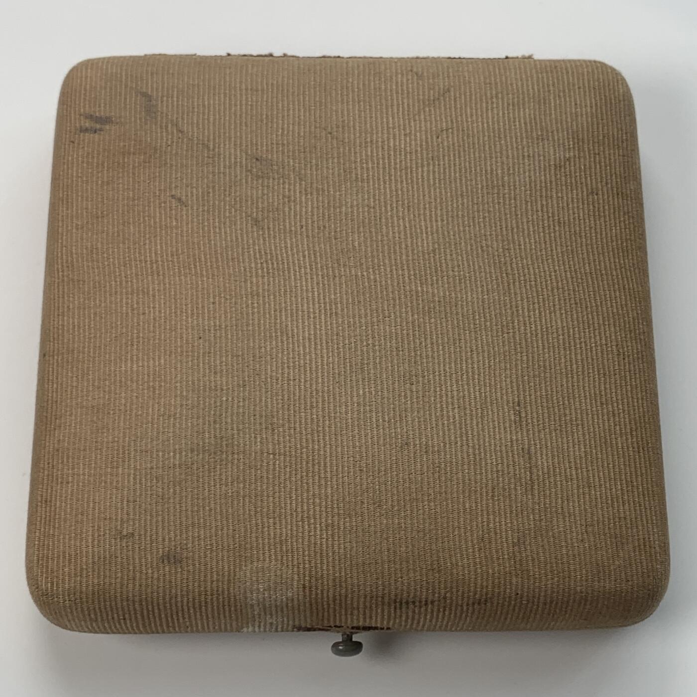 掌中浮雕-藏着的欧洲第043场 1909年荷兰朱莉安娜公主出生银章， 65mm ，111g，J.C.Wienecke雕刻.，原盒。背面人物是荷兰女王威廉明娜和丈夫海因里希