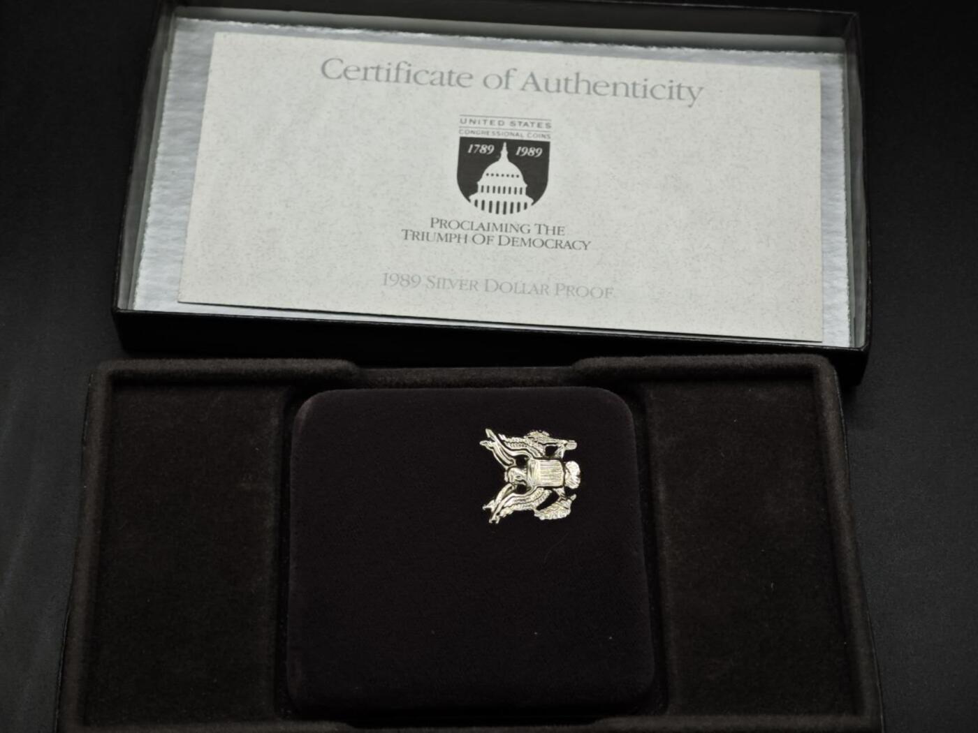 【淘币小摊】实时拍第八百零八拍   银币套币场   满百包邮可预留二周 每周一统一发货   美国1989年宪法一元精制银币原盒原证重26.73克900银 银价275