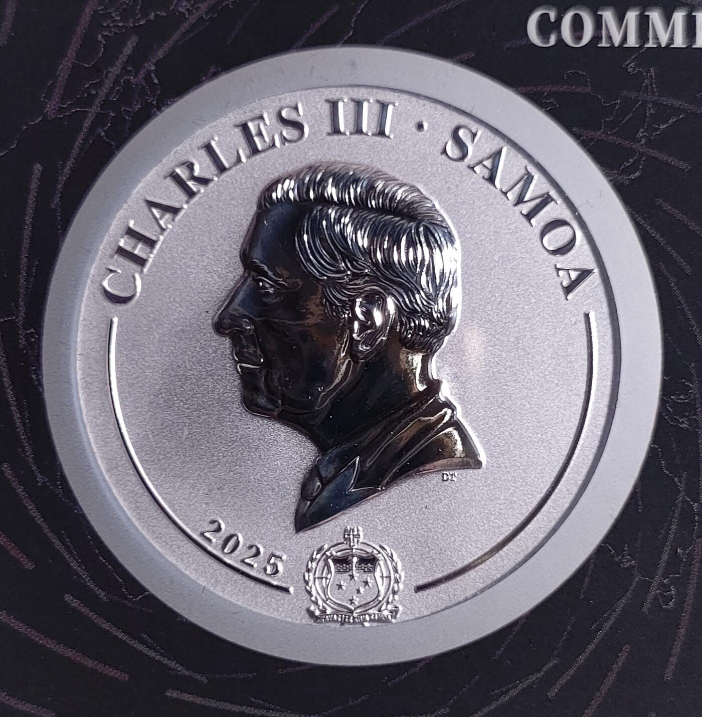 2025年萨摩亚1元中国龙／英王查尔斯三世纪念精制银币，国际版黑卡装帧版