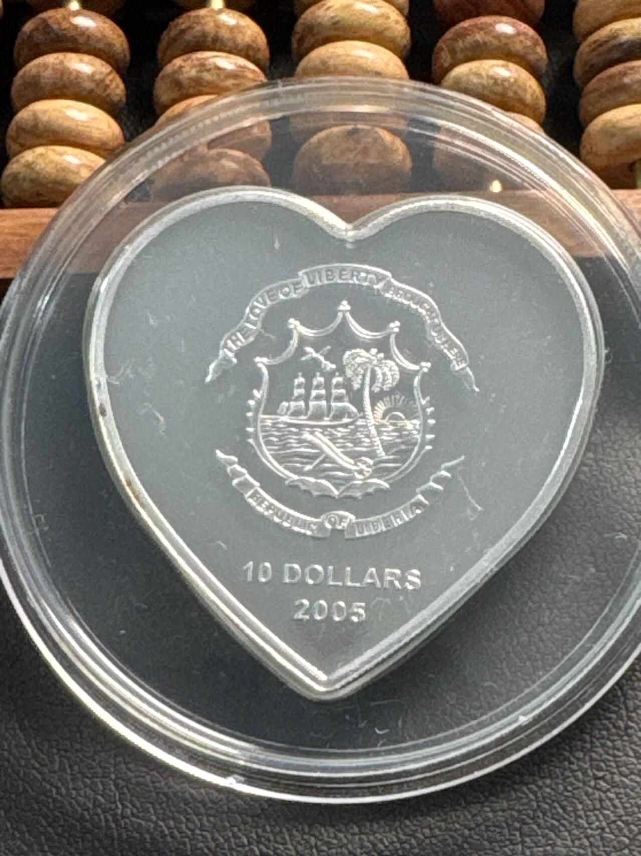 ❤️【币观天下】❤️ 第332期钱币拍卖- 2025.11.28周五晚上6点半场-长期征集拍品 2005年利比里亚10元心形嵌水晶精制银币 追思教皇约翰保罗二世 25克925银部分镀金 发行量5千 带证