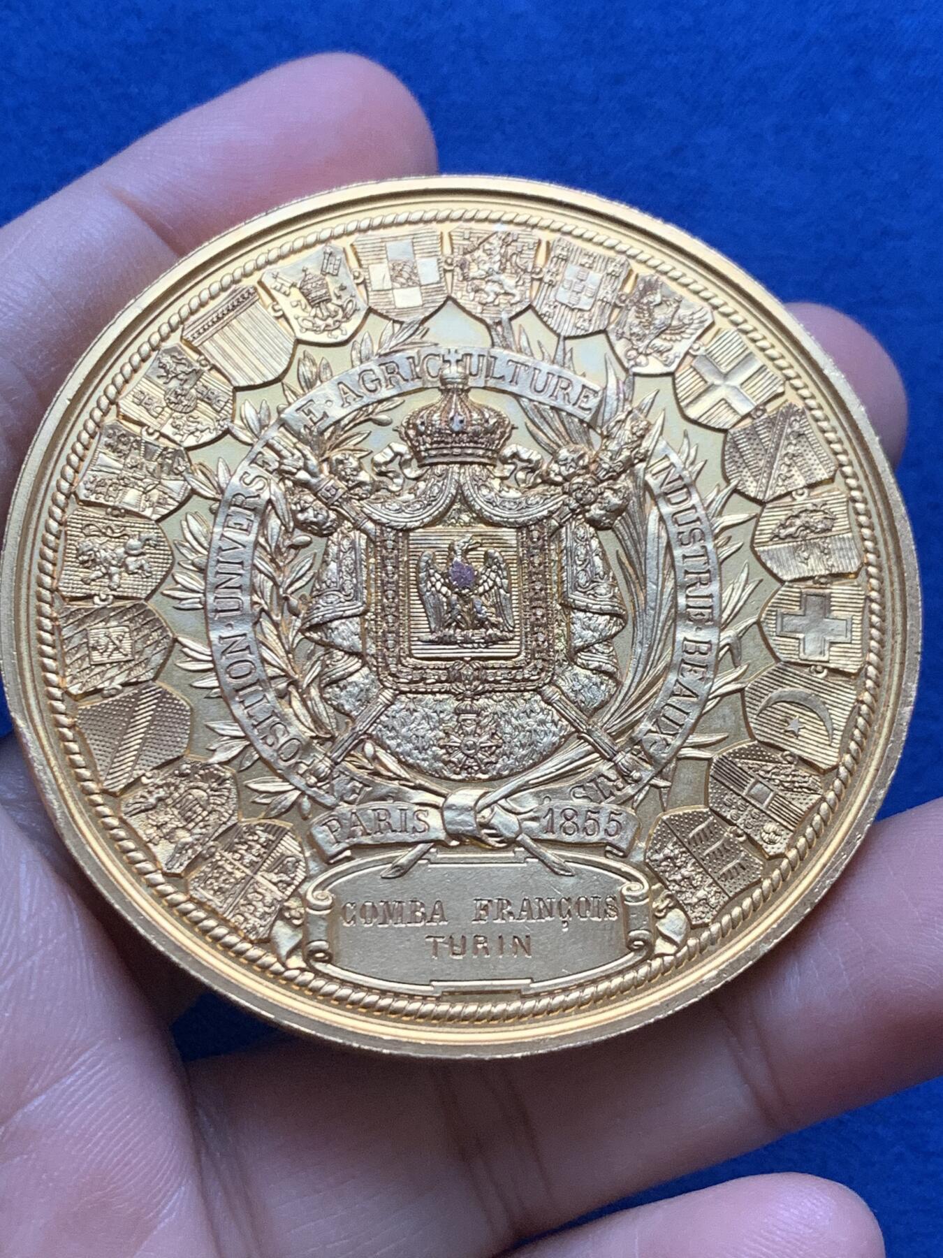 《竞宝斋》第442场 周日，周一，2场连拍 （全场包邮） 1855年巴黎世博会镀金铜章 应为后镀金状态 107.15克 59.2mm 手指铜标