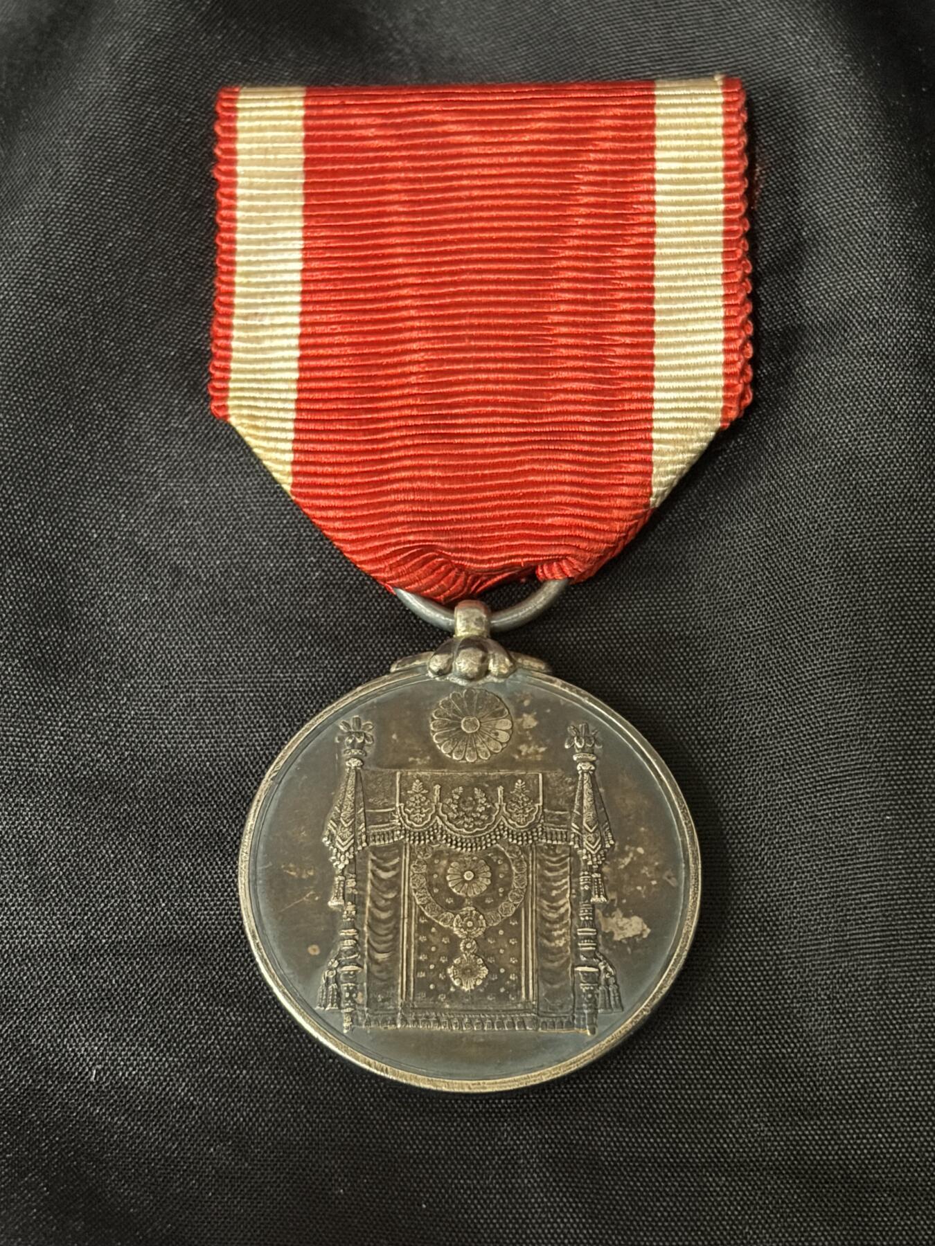 铭记历史 勿忘国耻 抗战胜利80周年精品专场 第二场 日本明治宪法纪念章 银质 原盒