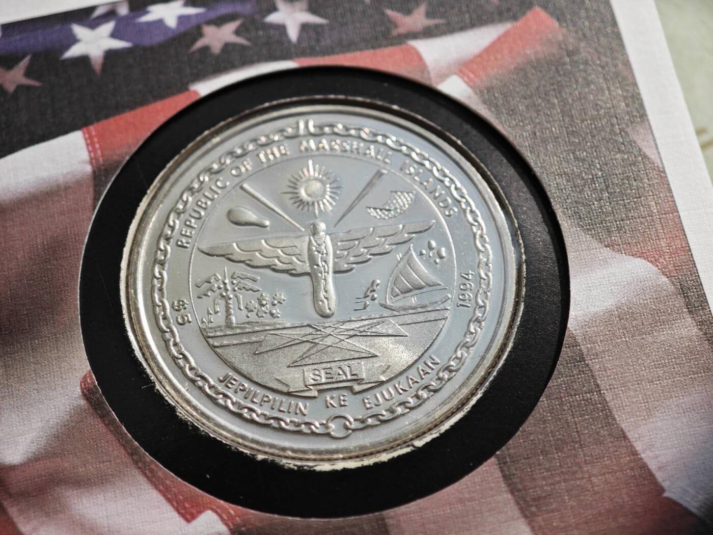 盛世勋华——号角文化勋章邮票专场拍卖第289期 美属马绍尔群岛1994年诺曼底登陆50周年5元纪念币邮币封，限量发行，包含一枚5美元纪念币与一套4枚75分纪念邮票。4枚邮票图案分别展示了D-Day相关元素（战机、岸防炮、登陆舰队等），均标注“D-Day June 6th Normandy 1944”。