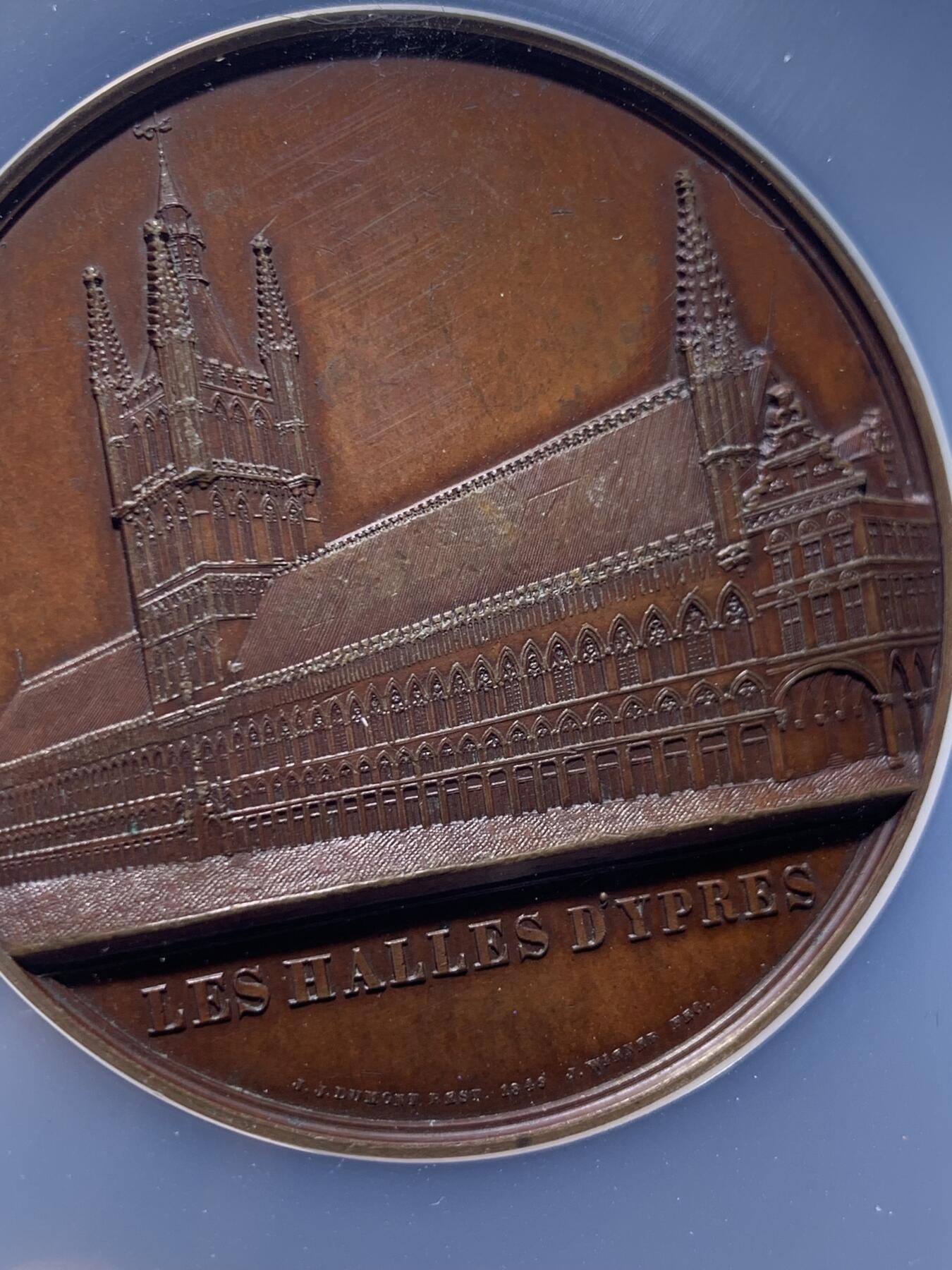 《竞宝斋》第442场 周日，周一，2场连拍 （全场包邮） NGC MS61BN 著名雕刻师J Wiener作品，罕见品。伊普尔市政厅纪念章，正面雕刻市政厅外部全貌，背部责任细节规划。极具历史参考教学价值，NGC加大盒。