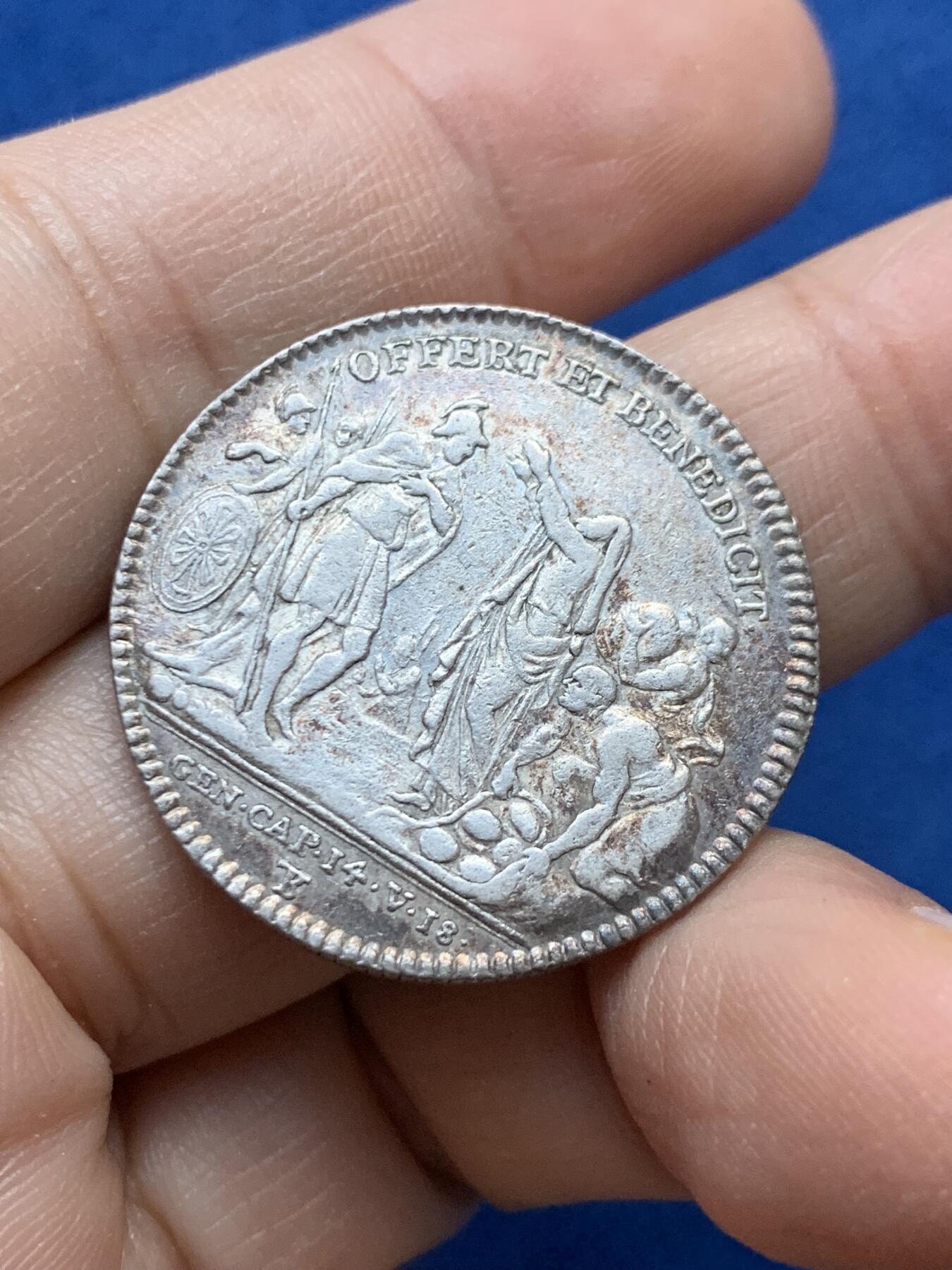 《竞宝斋》第442场 周日，周一，2场连拍 （全场包邮） 法国 1705年 路易十四时期 政教合谋 银质代币，8.55克，29.5mm，正面麦基洗德为亚伯拉罕献祭祝福，铭文