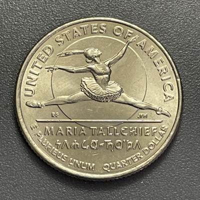 回流1123 - 美国2023杰出女性系列之玛丽亚·托尔奇夫25美分纪念币 玛丽亚·托尔奇夫是奥吉布瓦族原住民，20世纪50年代纽约城市芭蕾舞团首席演员，是美国芭蕾艺术的先驱之一，同时推动了原住民文化在主流艺术领域的展现。此币纪念其在艺术与文化多元性领域的贡献。