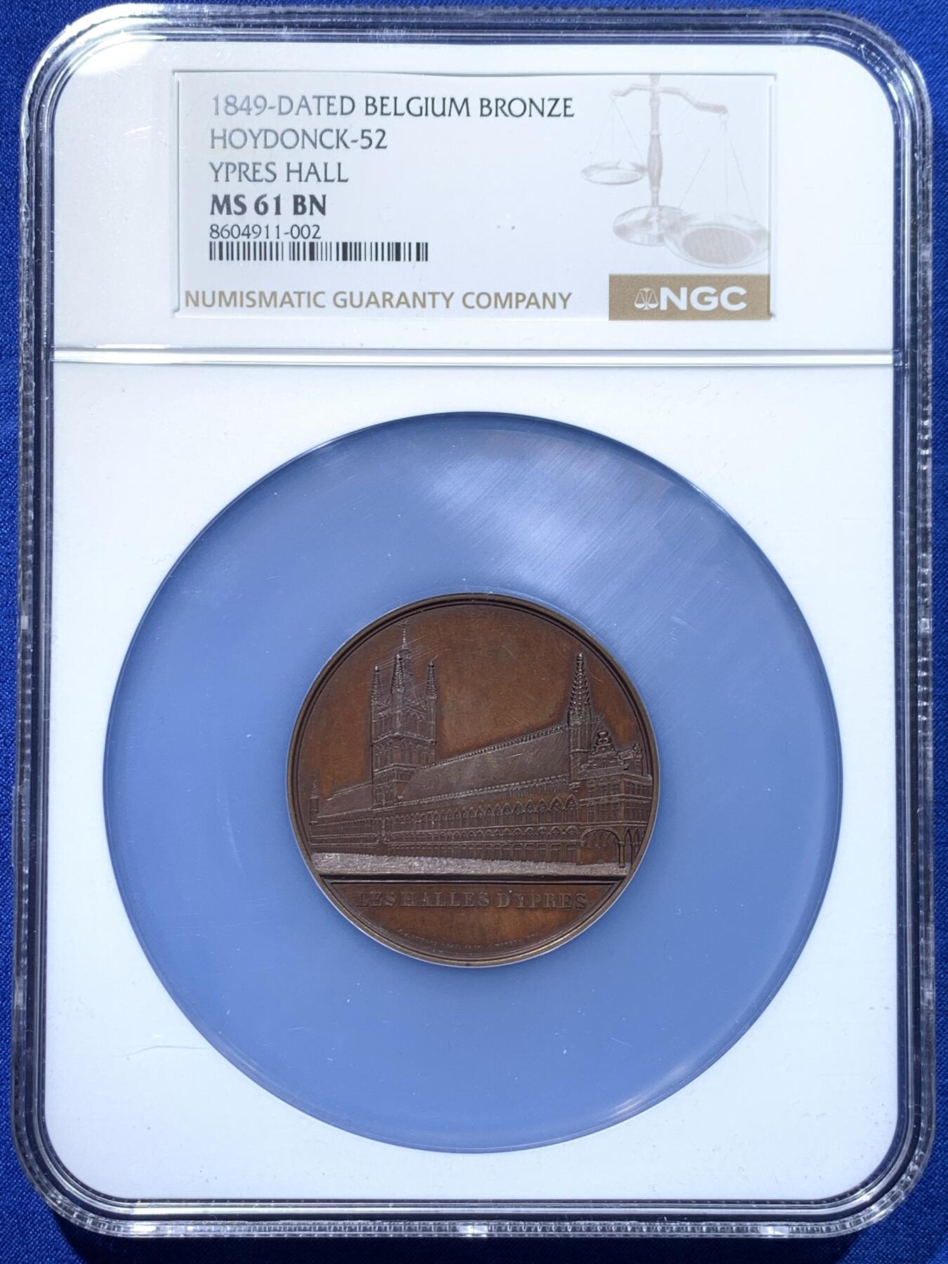 《竞宝斋》第442场 周日，周一，2场连拍 （全场包邮） NGC MS61BN 著名雕刻师J Wiener作品，罕见品。伊普尔市政厅纪念章，正面雕刻市政厅外部全貌，背部责任细节规划。极具历史参考教学价值，NGC加大盒。