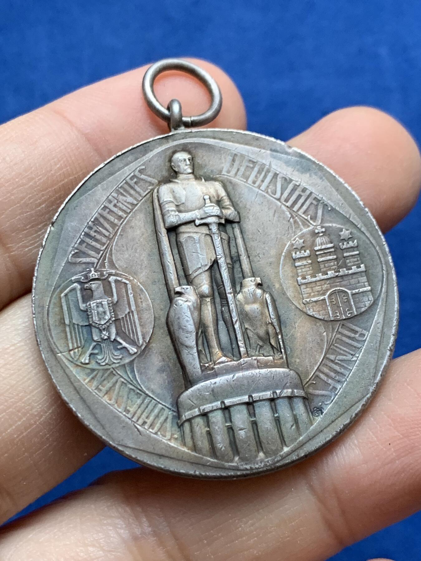 《竞宝斋》第442场 周日，周一，2场连拍 （全场包邮） 1909年德国汉堡射击节银章 正面为俾斯麦雕塑 原铸吊环 26.55克 40.3mm