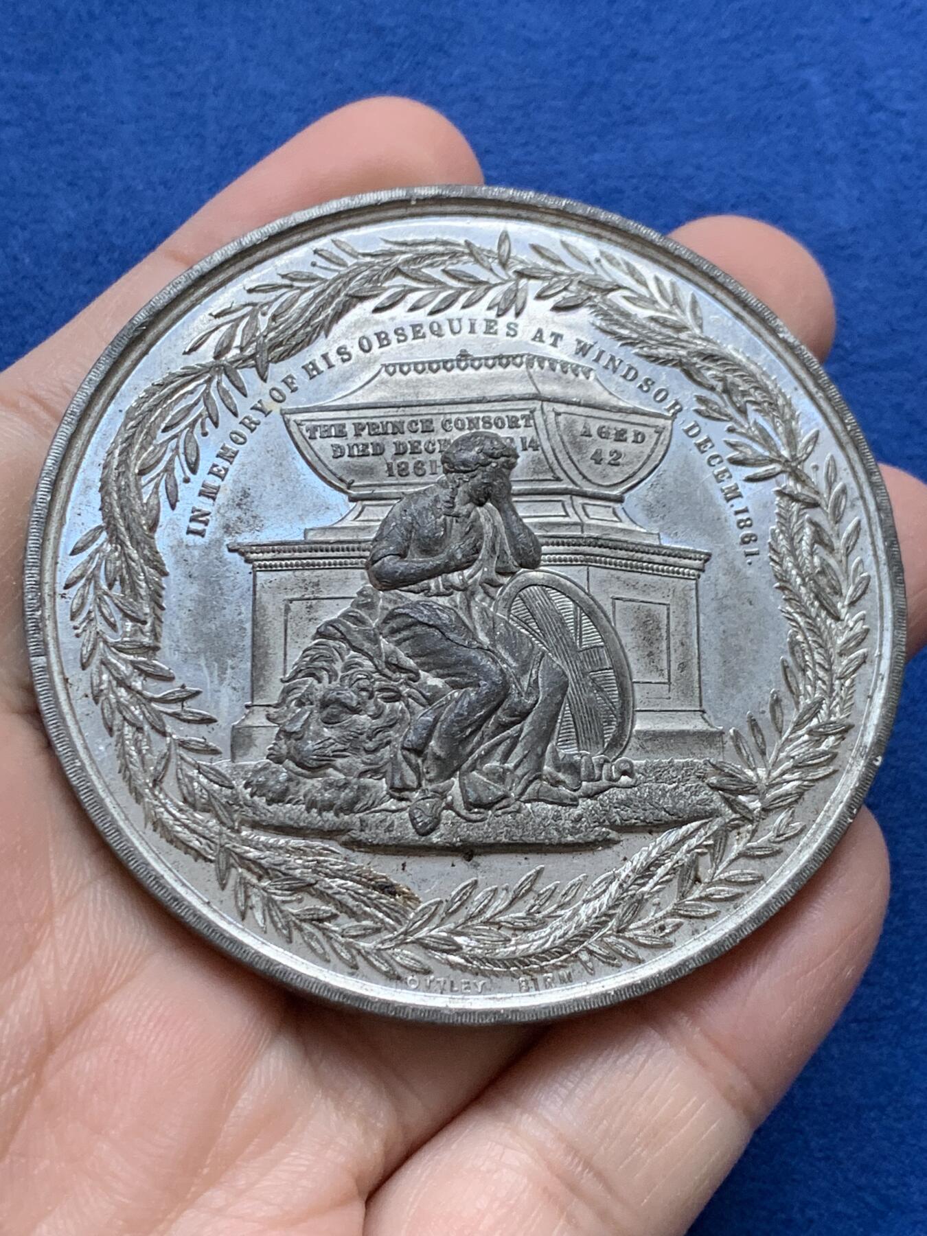 《竞宝斋》第442场 周日，周一，2场连拍 （全场包邮） 英国1861年阿尔伯特亲王逝世纪念章，大型白色金属章。68.6克，64.5mm