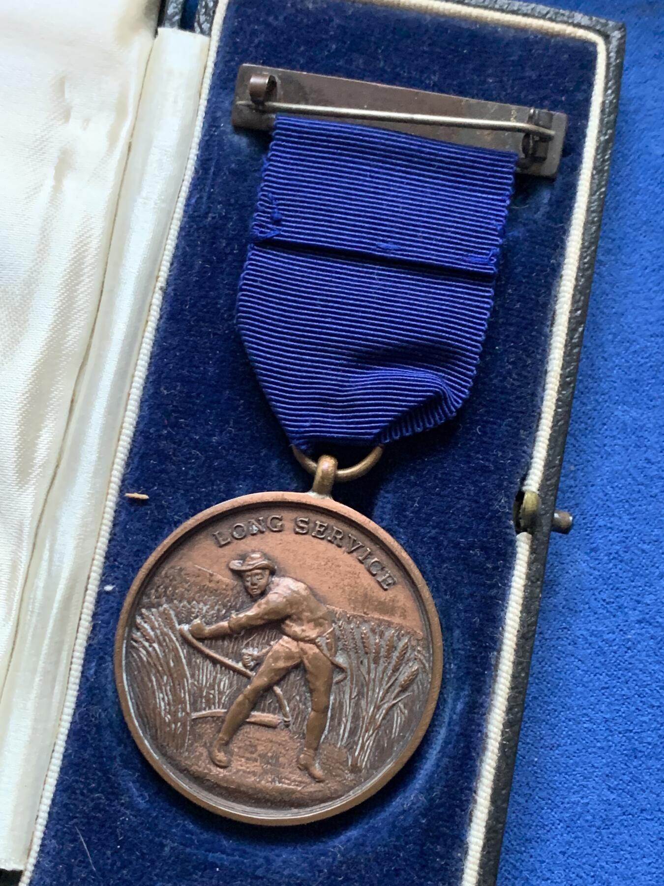 《竞宝斋》第442场 周日，周一，2场连拍 （全场包邮） 英国皇家农业协会1942年长期服务奖章，铜制带原盒，颁发给服务了42年的Matthias Russell，总重约32.15克。