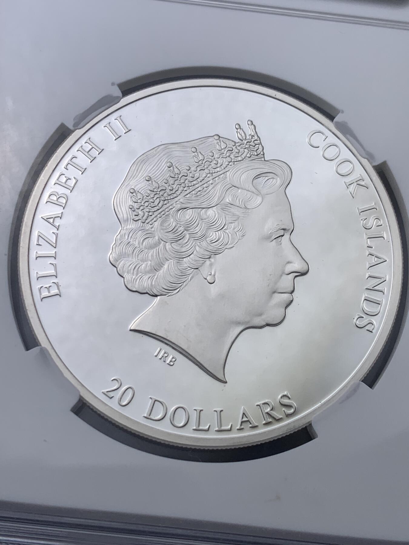 《竞宝斋》第442场 周日，周一，2场连拍 （全场包邮） 2013年库克群岛3盎司银币，999银，93.3克，经典图案:自由引导人民，周围镶嵌施华洛世奇水晶，发行量1830枚，非常给力的压手感。