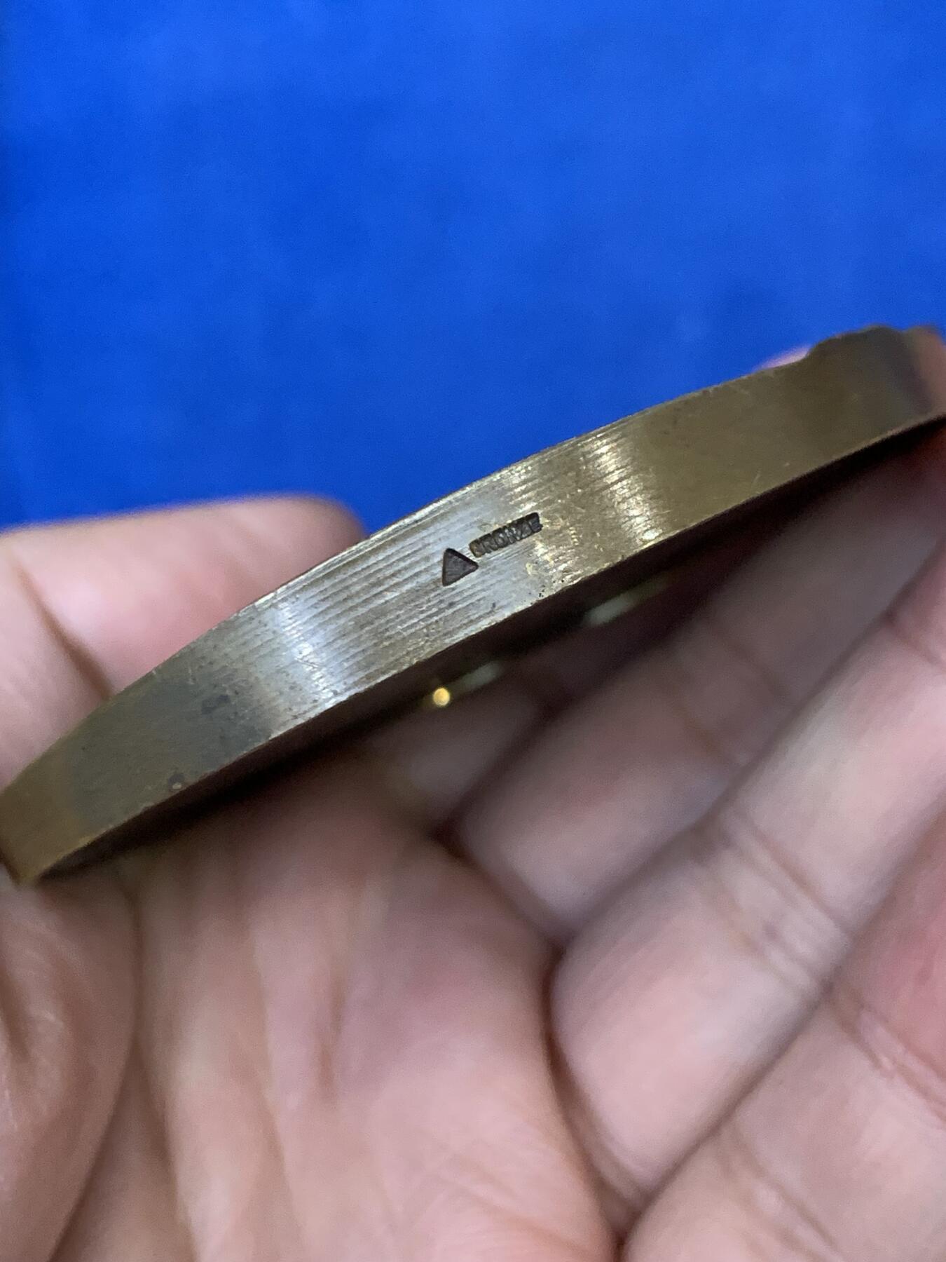 《竞宝斋》第442场 周日，周一，2场连拍 （全场包邮） 法国SURESNES大铜章 背面带刻字 直径67.5mm 重约133.6g 三角铜标边铭