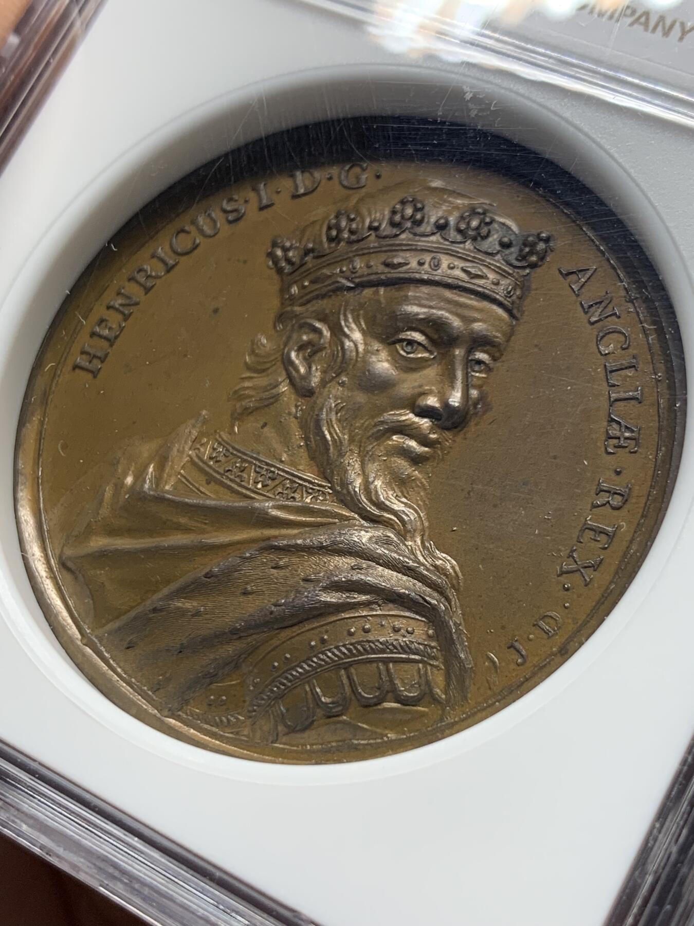 《竞宝斋》第442场 周日，周一，2场连拍 （全场包邮） 唯一冠军分 NGC MS65BN 1830年英国Dassier英王系列章之亨利一世，直径40mm，目录编号BHM-1437，保存很好，包浆温润，色泽自然，顶级分数，加厚盒装。