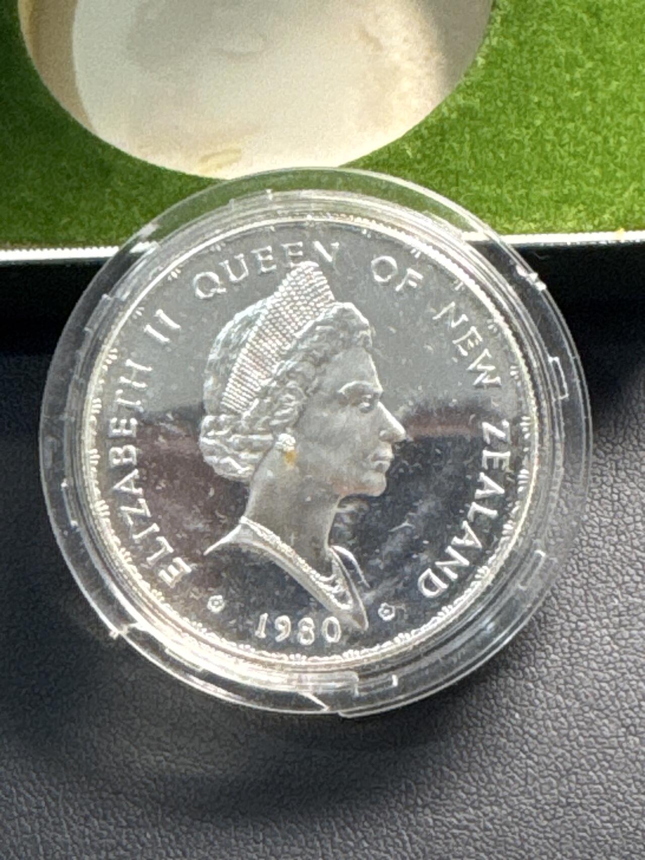 ❤️【币观天下】❤️ 第332期钱币拍卖- 2025.11.28周五晚上6点半场-长期征集拍品 新西兰1980年天堂扇尾鸟1盎司精制纪念银币带盒子小圆盒碎裂